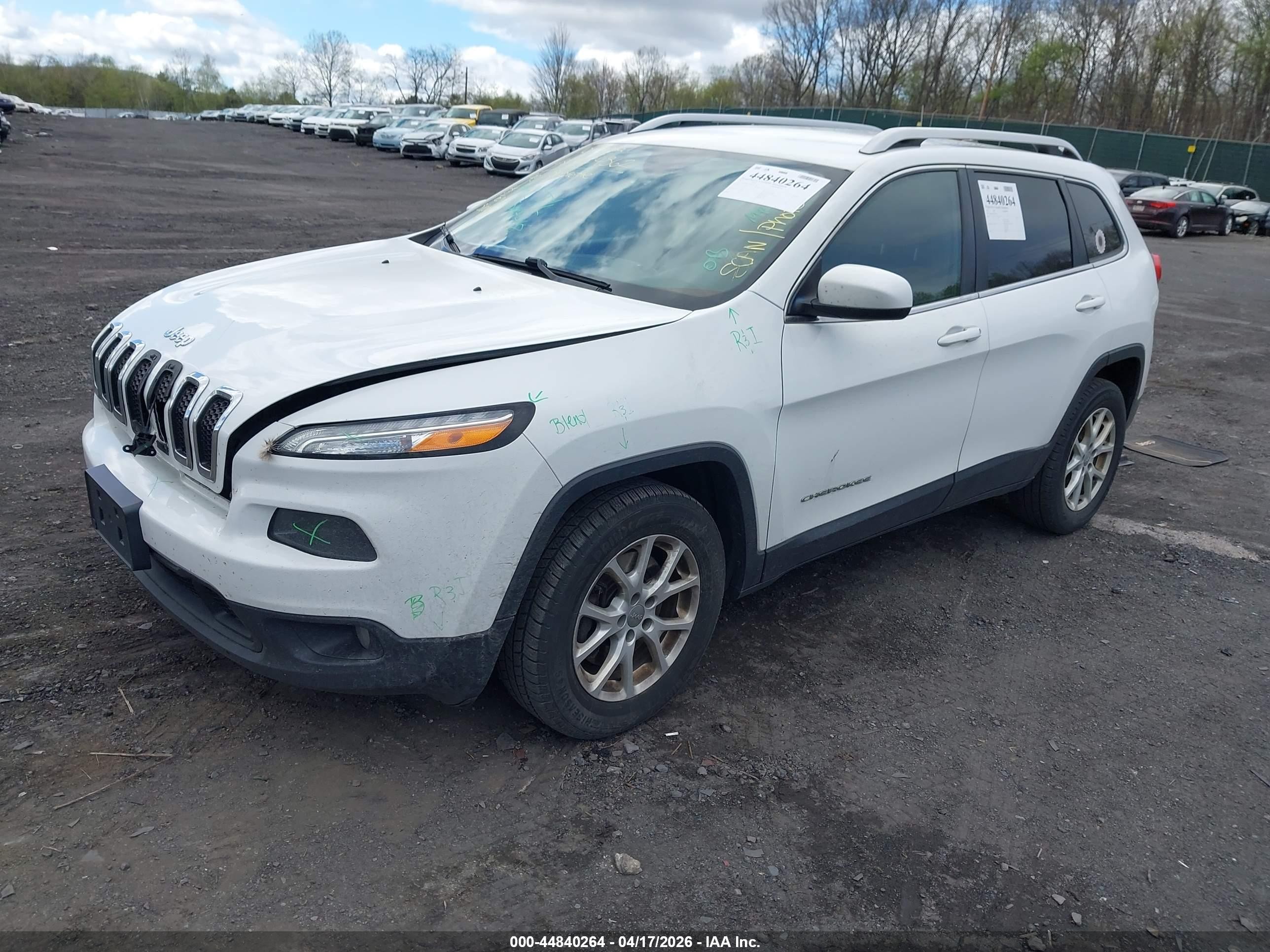 2015 Jeep Cherokee Latitude White vin: 1C4PJMCS3FW624378