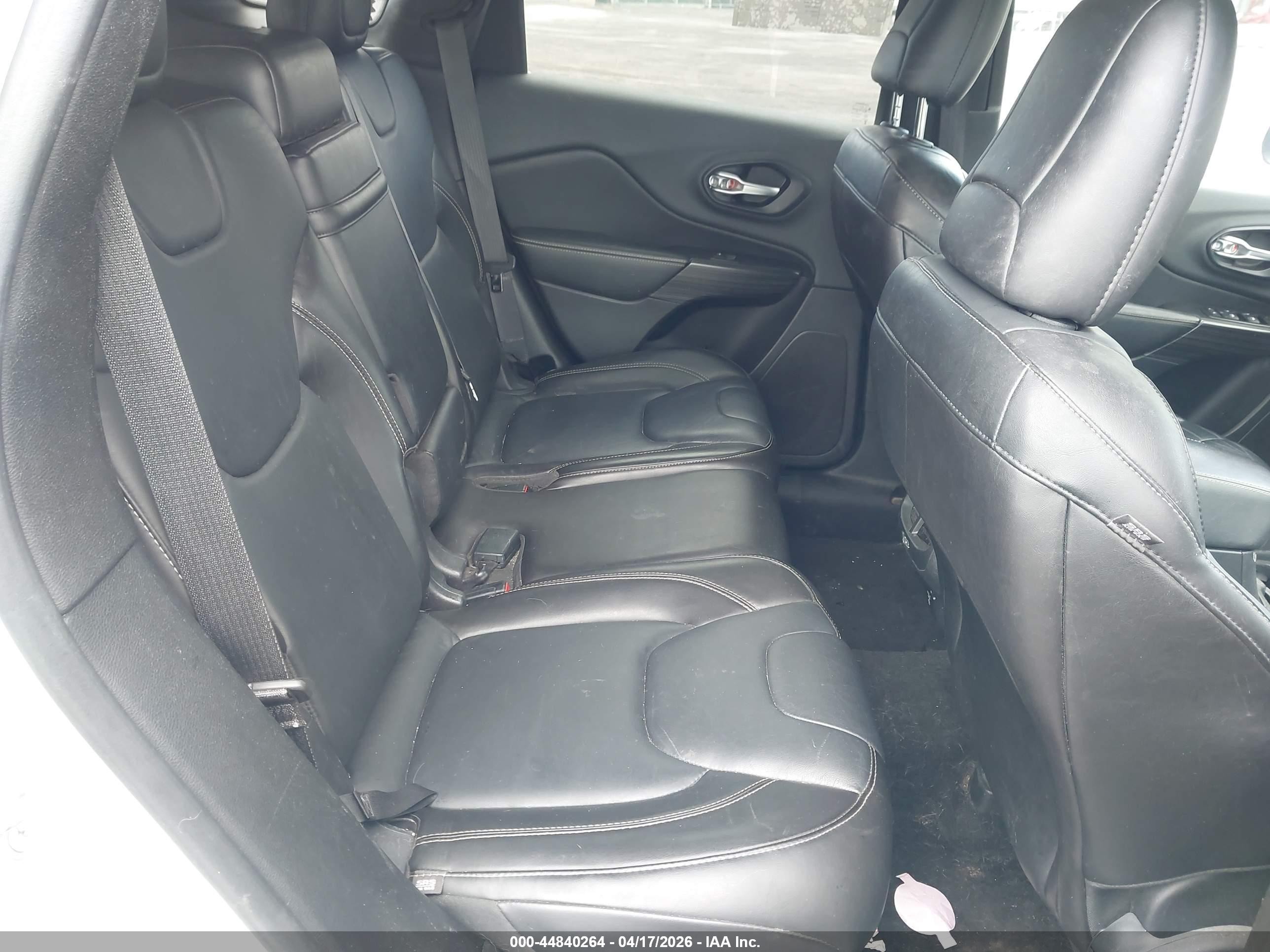 2015 Jeep Cherokee Latitude White vin: 1C4PJMCS3FW624378