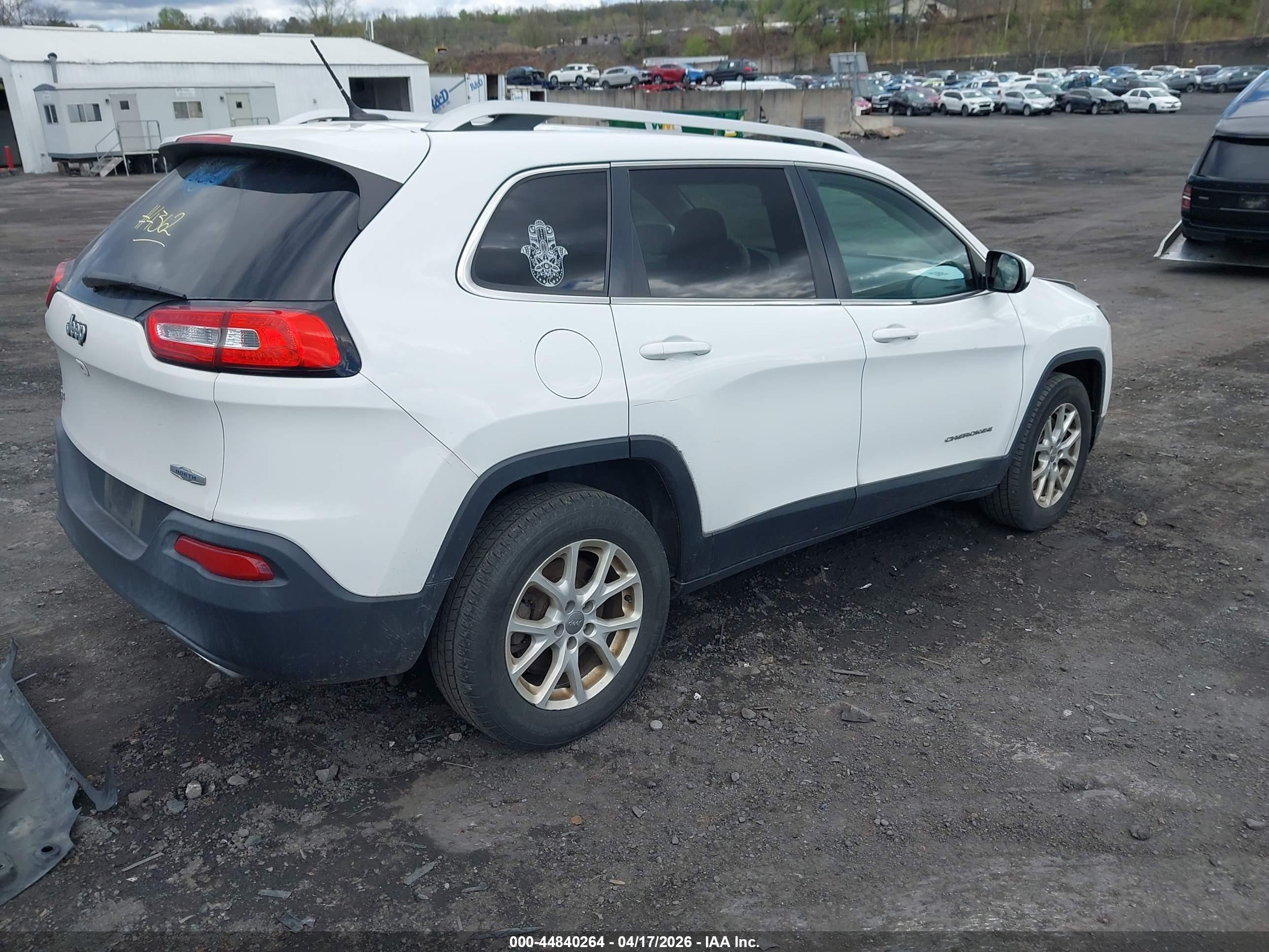 2015 Jeep Cherokee Latitude White vin: 1C4PJMCS3FW624378
