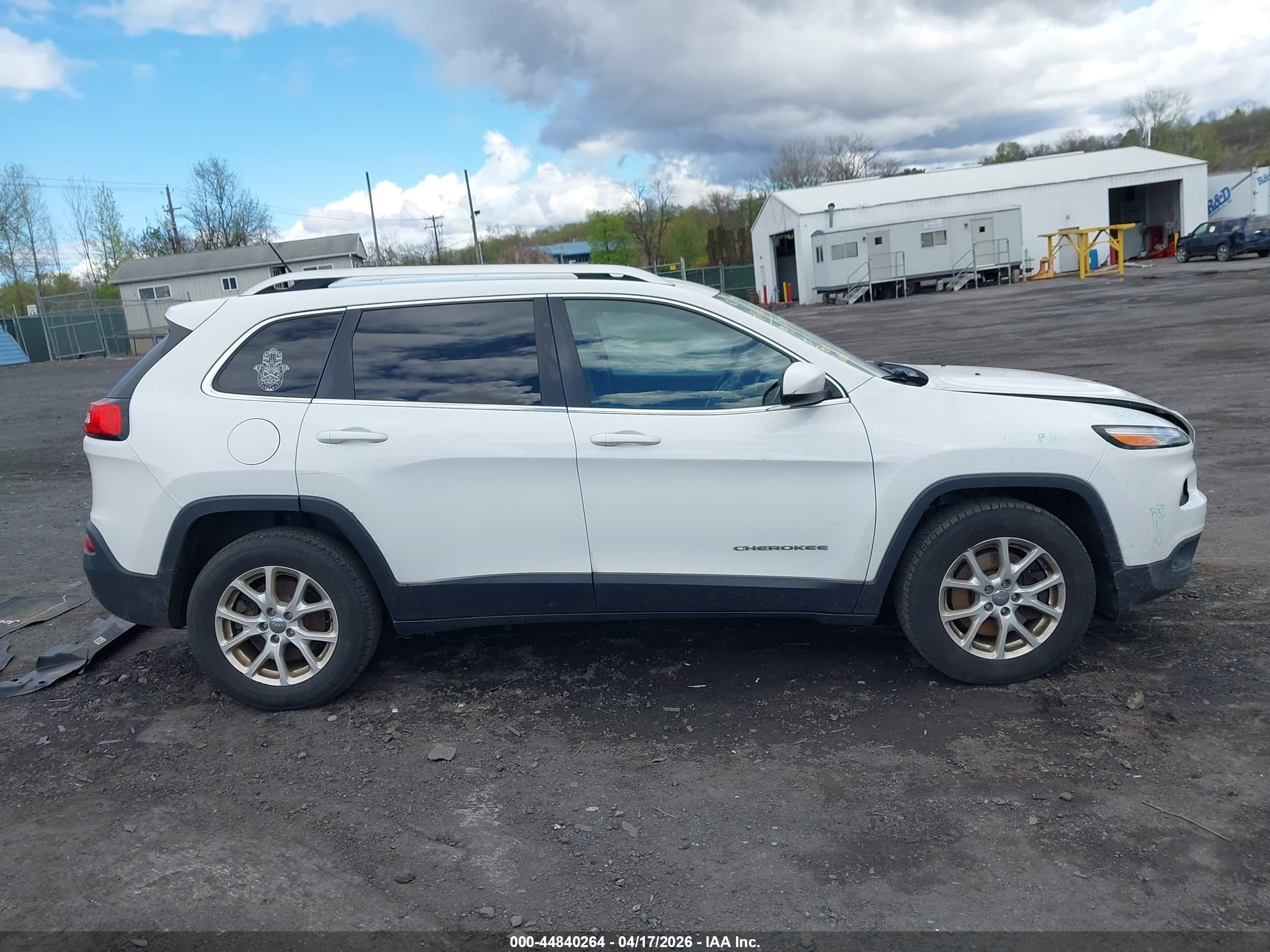 2015 Jeep Cherokee Latitude White vin: 1C4PJMCS3FW624378