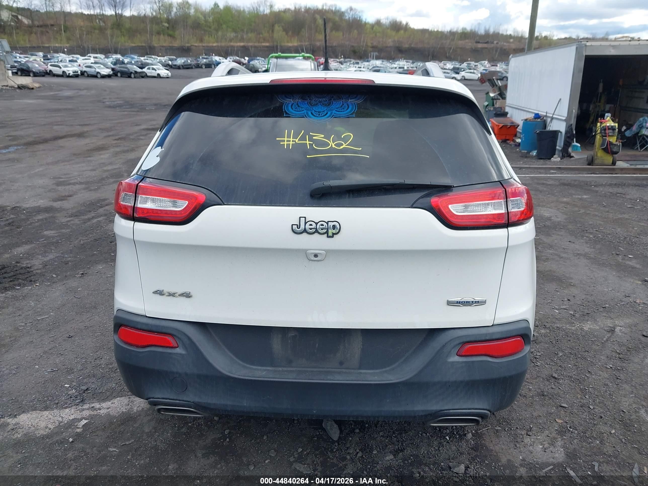 2015 Jeep Cherokee Latitude White vin: 1C4PJMCS3FW624378