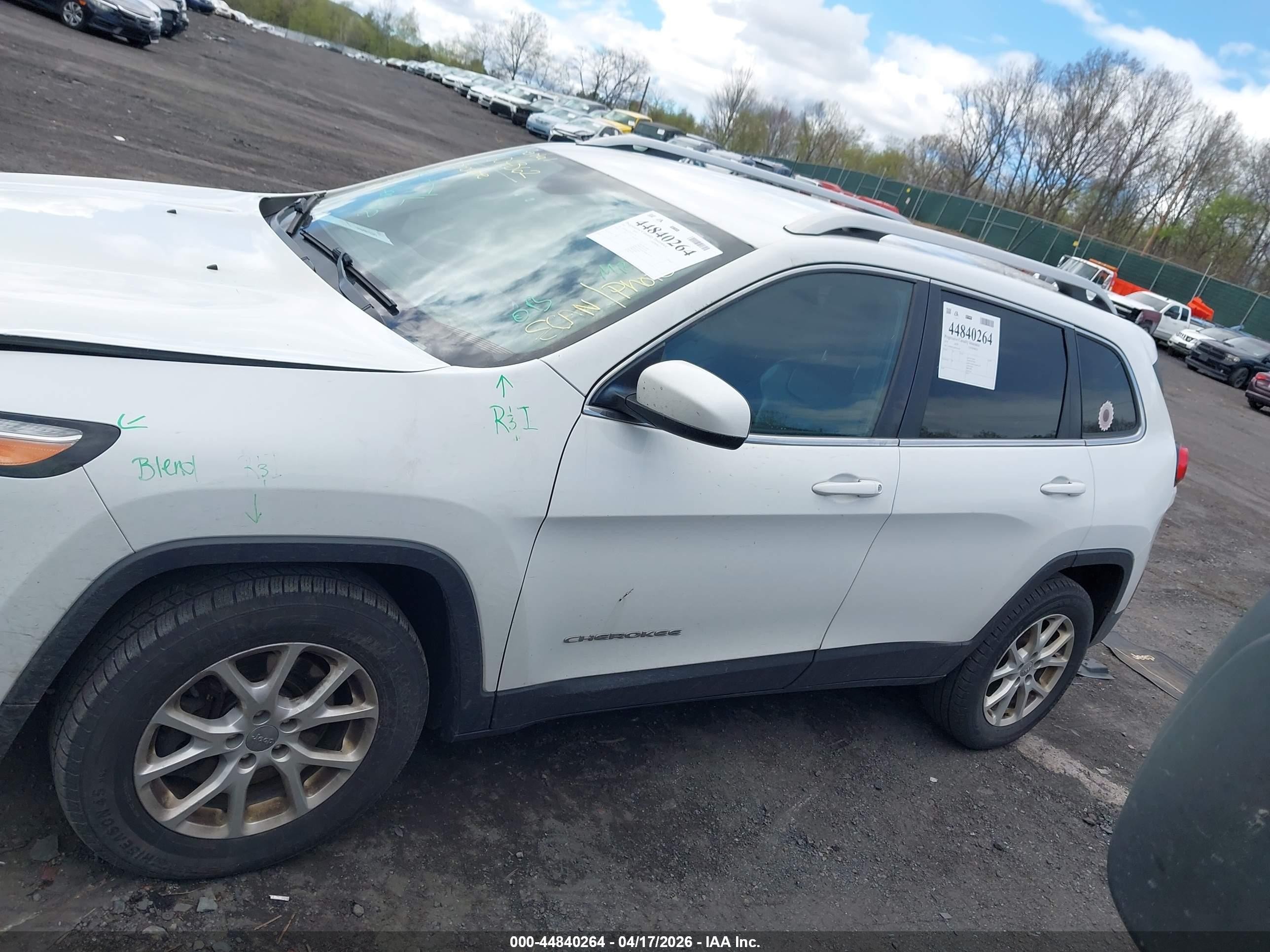 2015 Jeep Cherokee Latitude White vin: 1C4PJMCS3FW624378