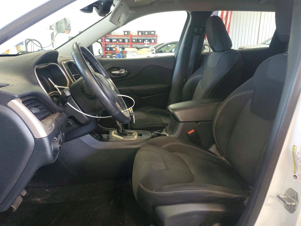 2015 Jeep Cherokee Latitude Белый vin: 1C4PJMCS3FW635686