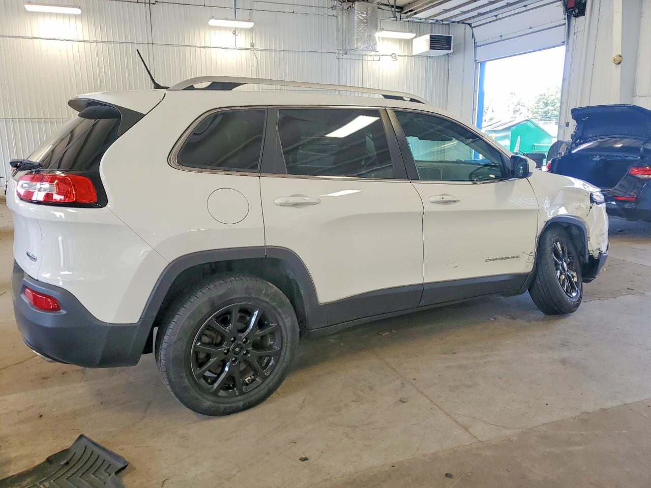 2015 Jeep Cherokee Latitude Белый vin: 1C4PJMCS3FW635686