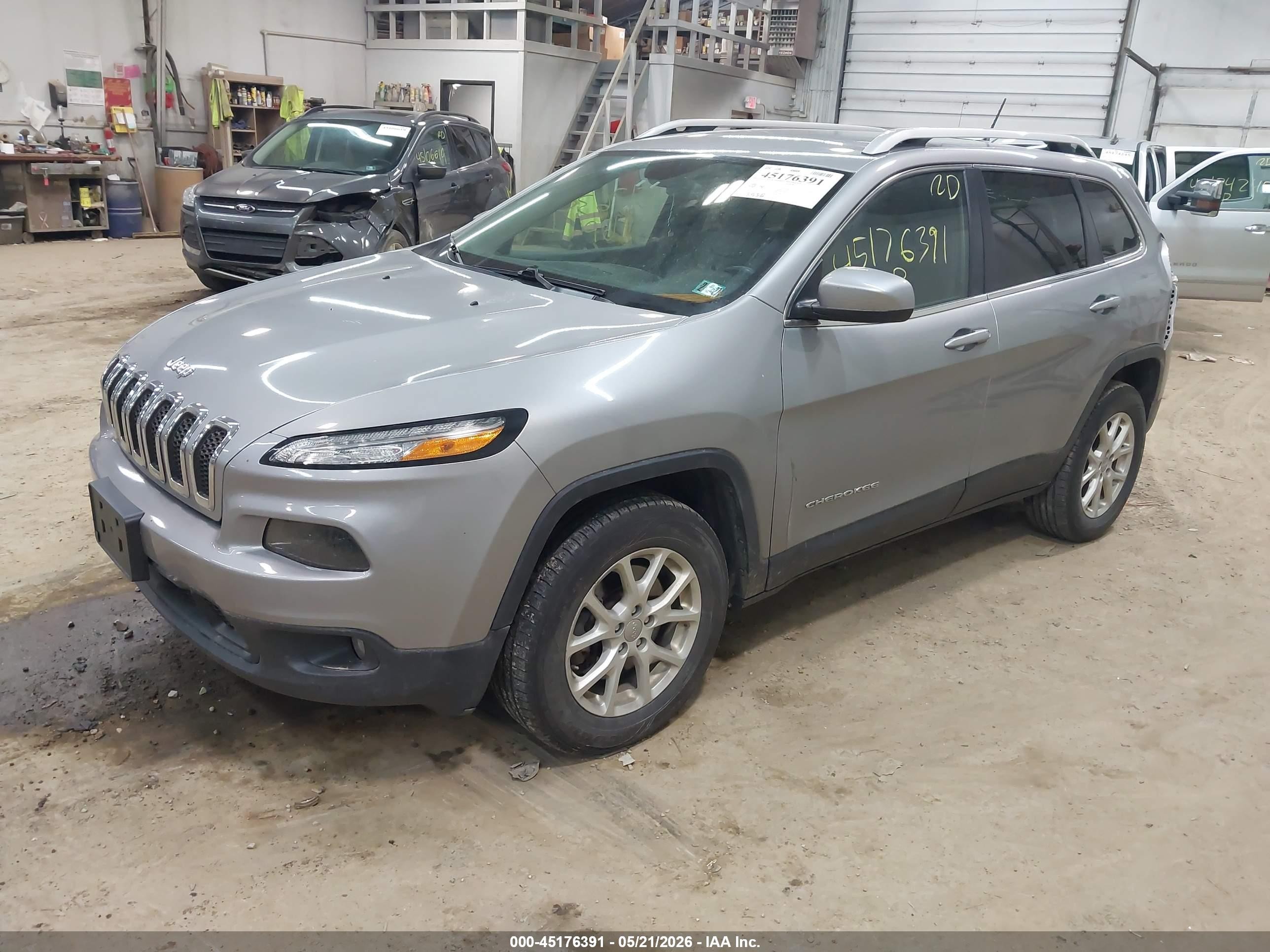 2015 Jeep Cherokee Latitude Silver vin: 1C4PJMCS3FW648860
