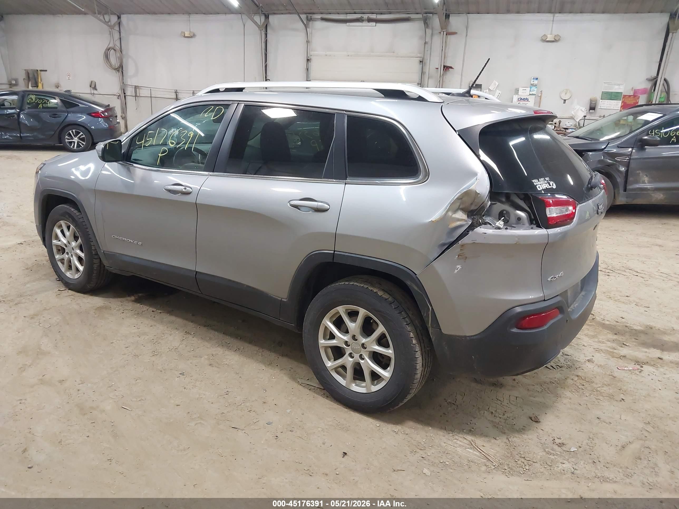 2015 Jeep Cherokee Latitude Silver vin: 1C4PJMCS3FW648860