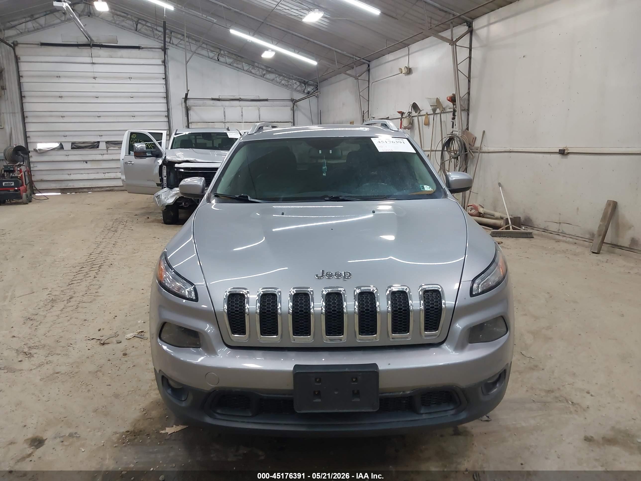 2015 Jeep Cherokee Latitude Silver vin: 1C4PJMCS3FW648860