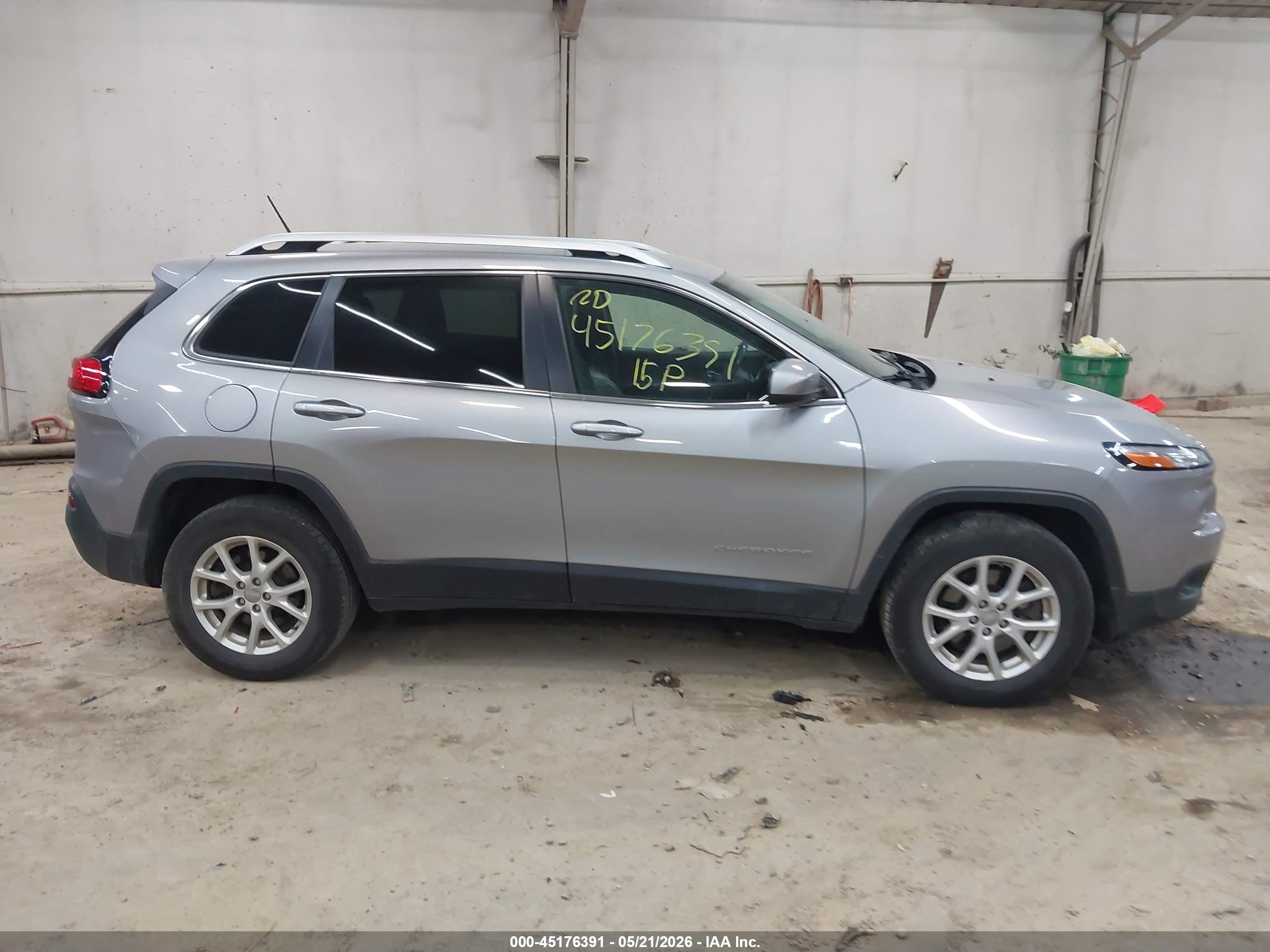 2015 Jeep Cherokee Latitude Silver vin: 1C4PJMCS3FW648860
