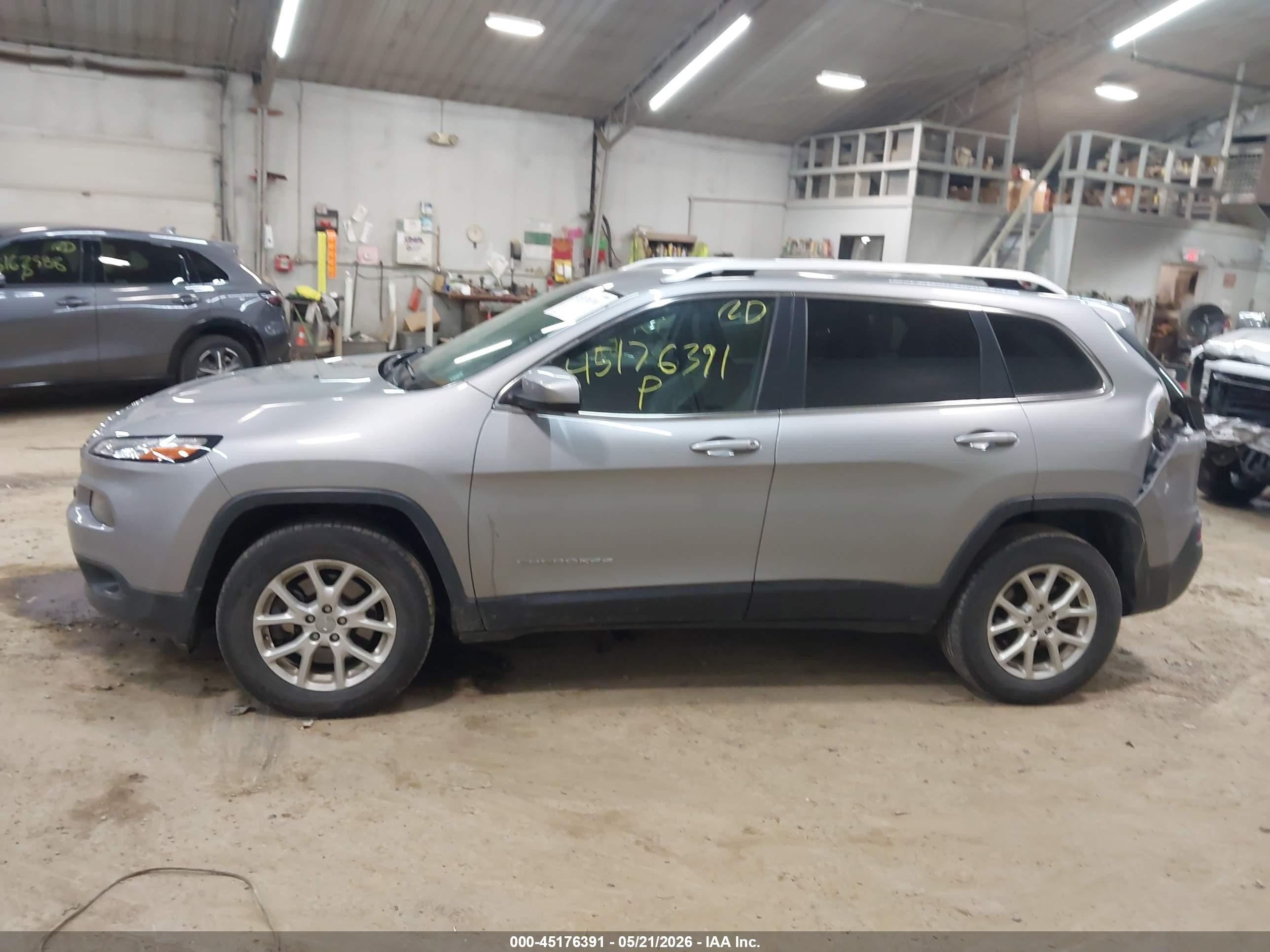 2015 Jeep Cherokee Latitude Silver vin: 1C4PJMCS3FW648860