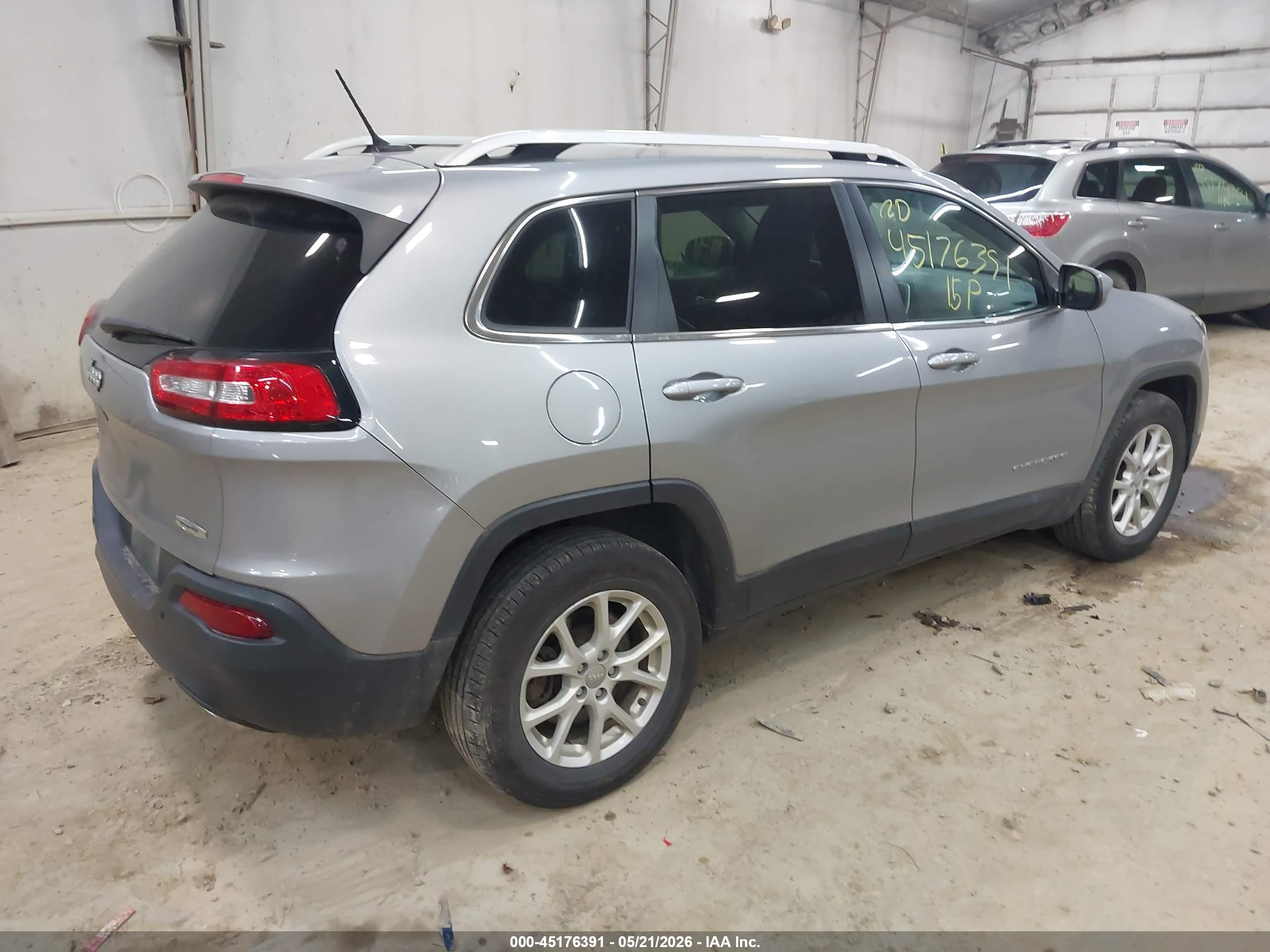 2015 Jeep Cherokee Latitude Silver vin: 1C4PJMCS3FW648860
