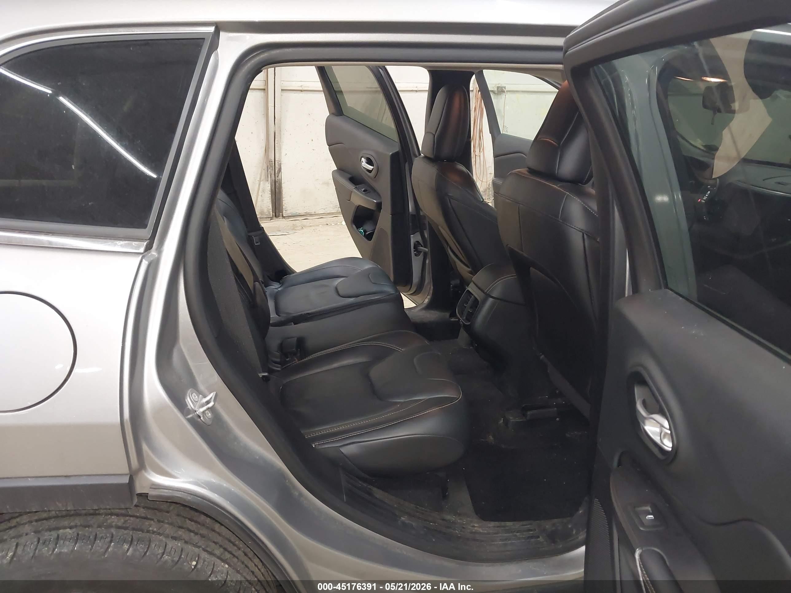 2015 Jeep Cherokee Latitude Silver vin: 1C4PJMCS3FW648860