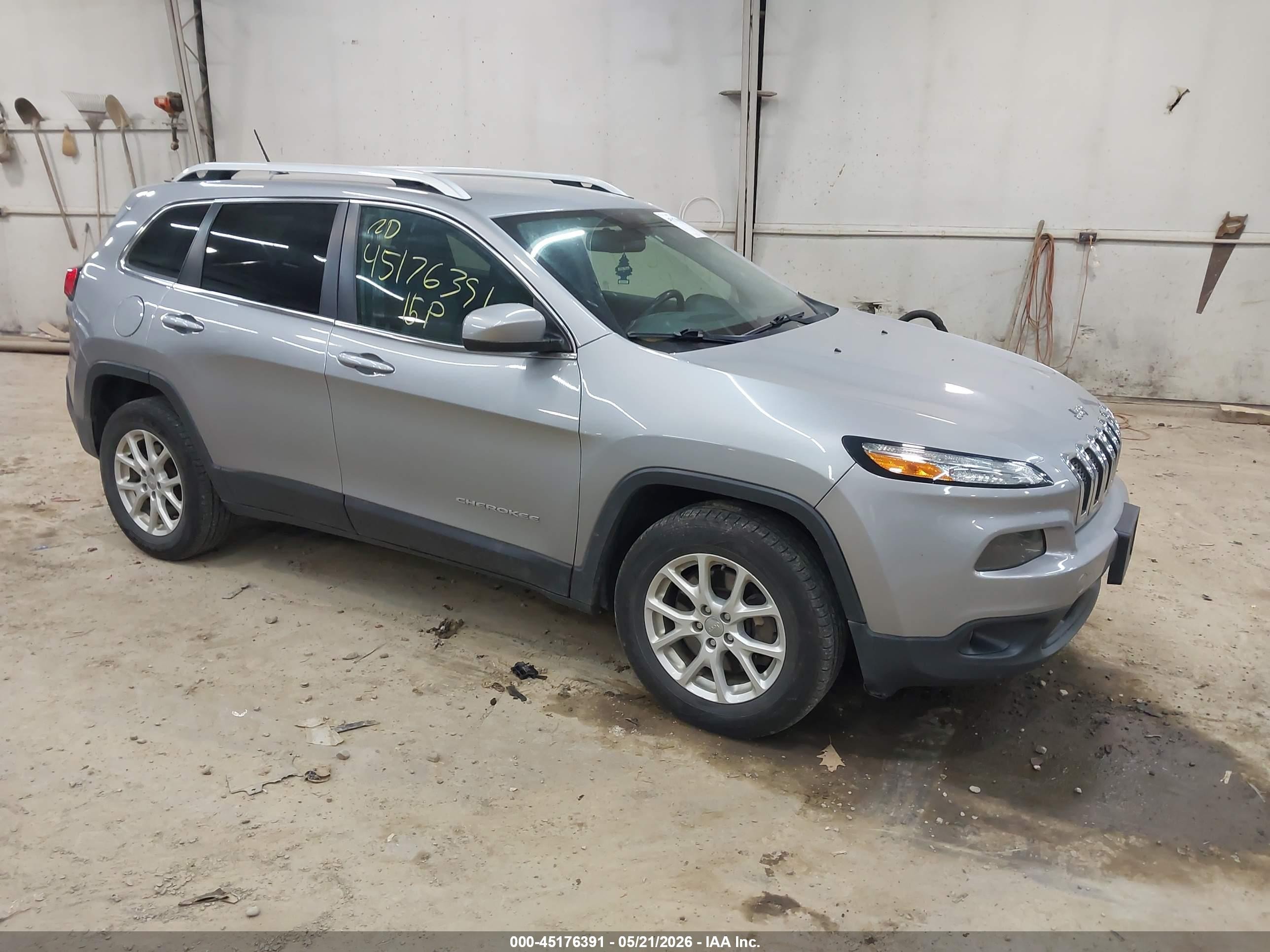 2015 Jeep Cherokee Latitude Silver vin: 1C4PJMCS3FW648860