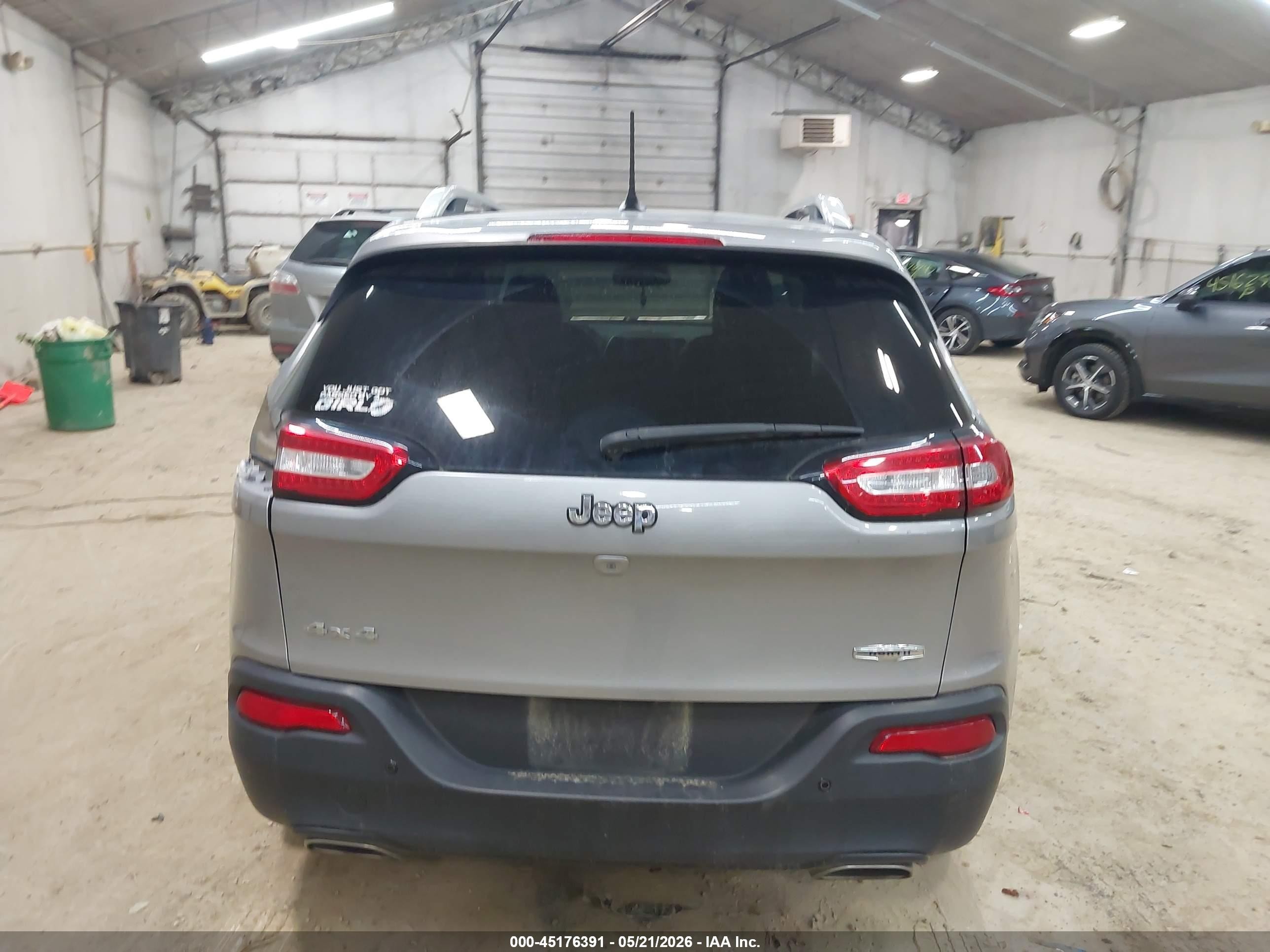 2015 Jeep Cherokee Latitude Silver vin: 1C4PJMCS3FW648860