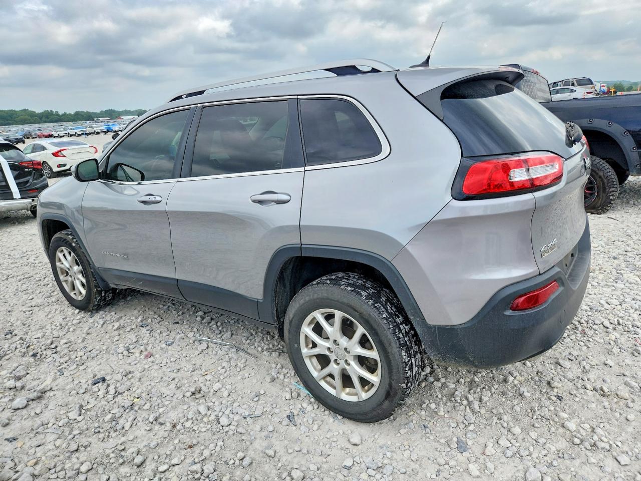 2015 Jeep Cherokee Latitude Silver vin: 1C4PJMCS3FW757271
