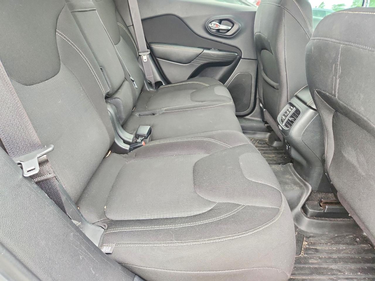 2015 Jeep Cherokee Latitude Silver vin: 1C4PJMCS3FW757271