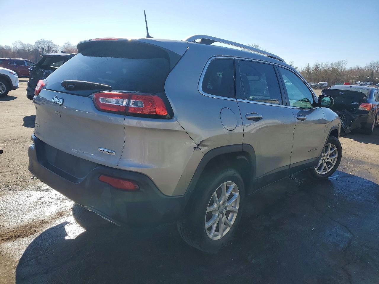 2016 Jeep Cherokee Latitude Silver vin: 1C4PJMCS3GW225391