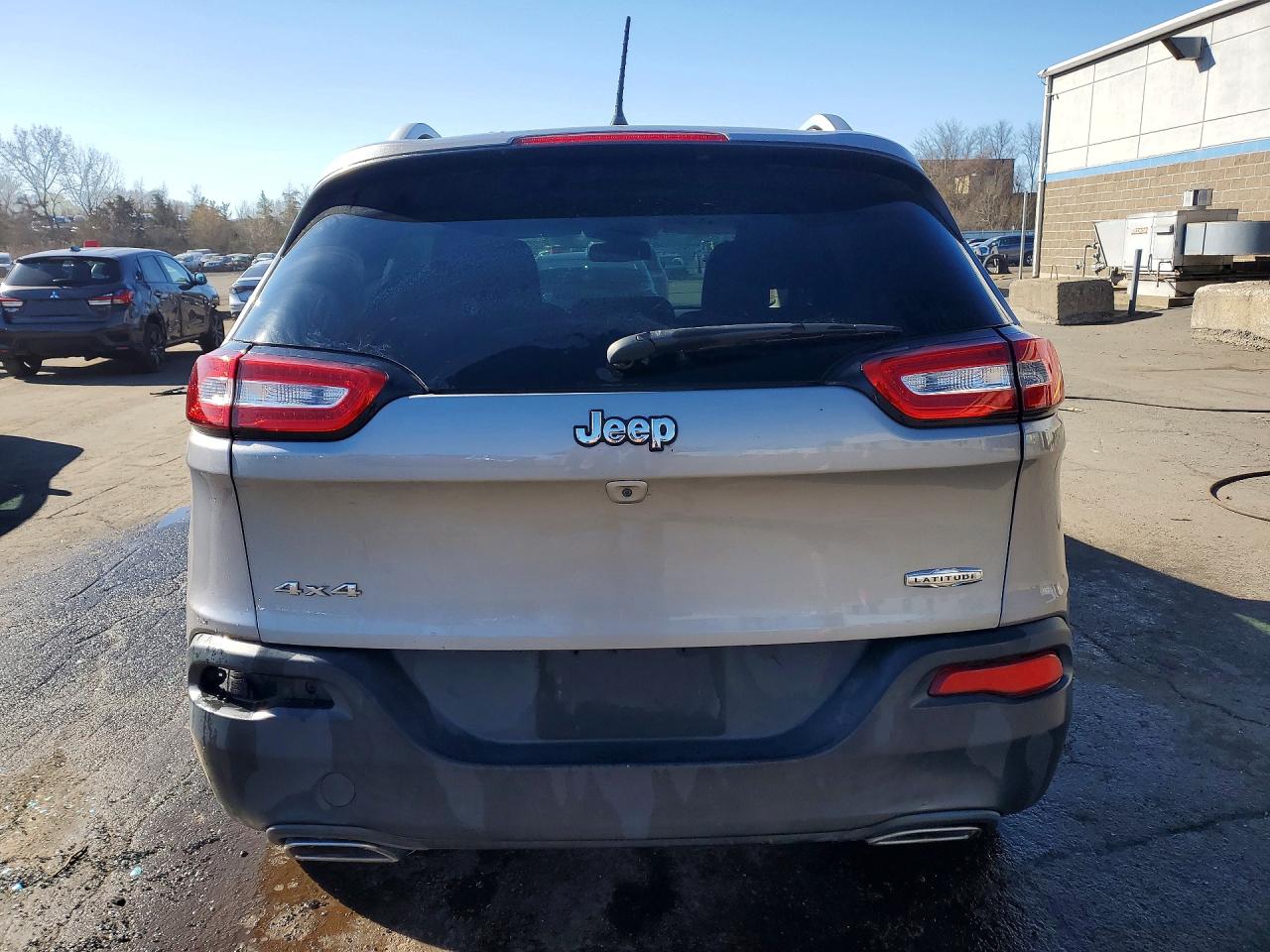 2016 Jeep Cherokee Latitude Silver vin: 1C4PJMCS3GW225391