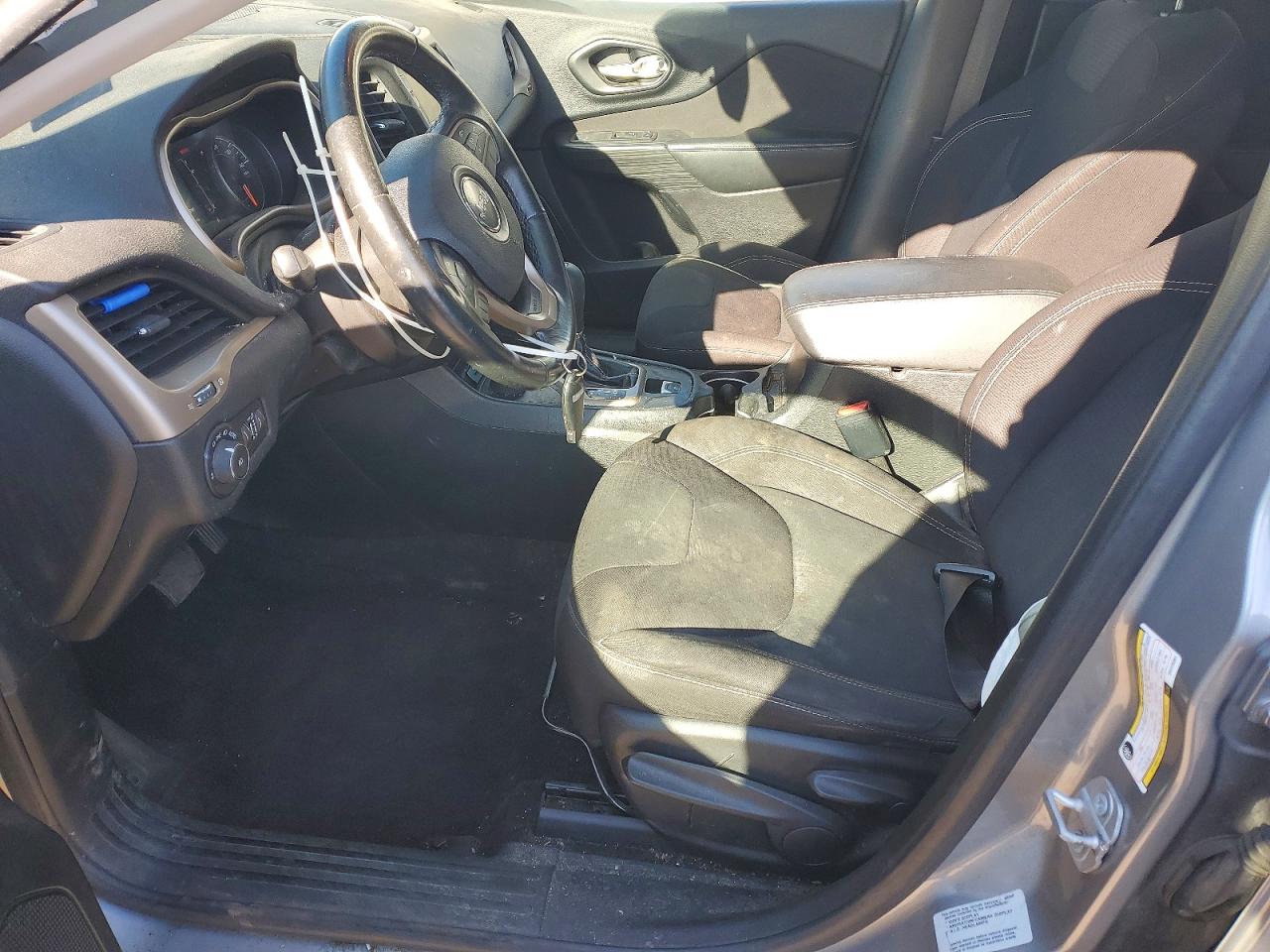 2016 Jeep Cherokee Latitude Silver vin: 1C4PJMCS3GW225391