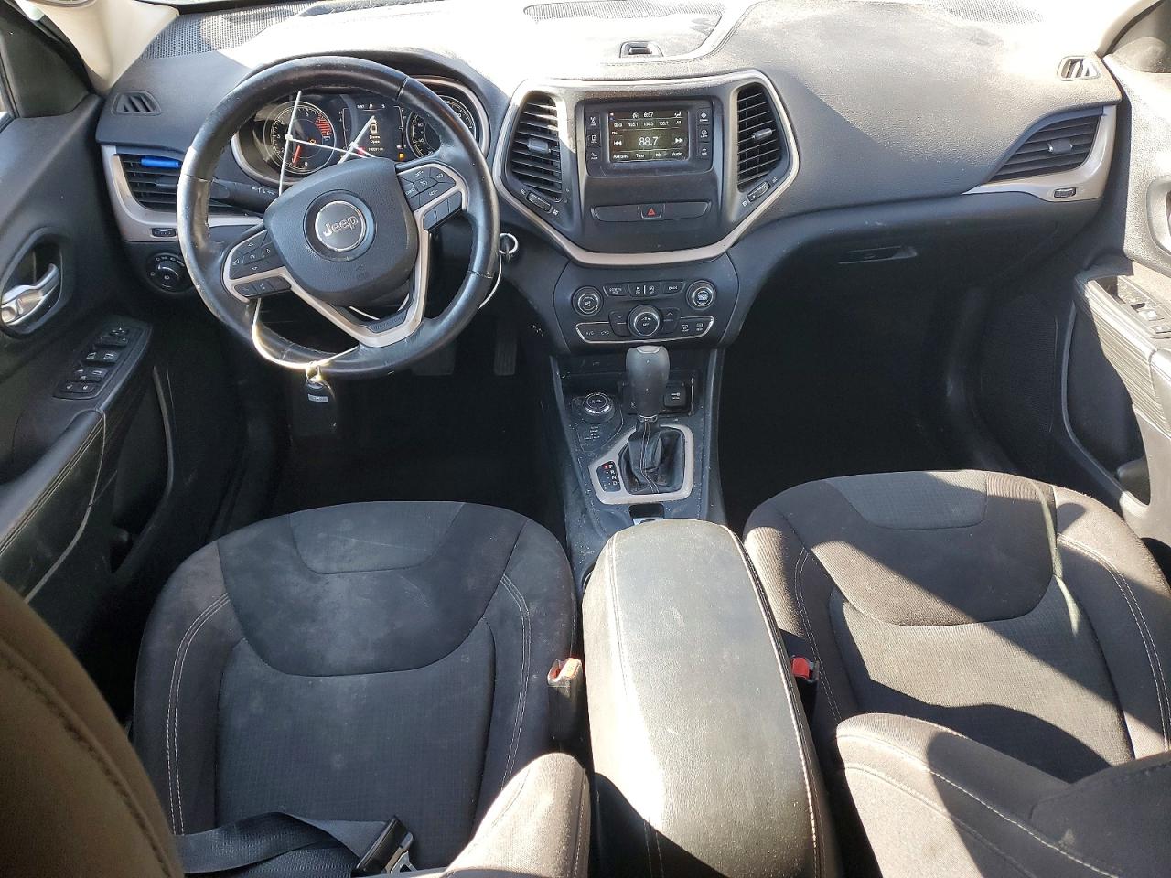 2016 Jeep Cherokee Latitude Silver vin: 1C4PJMCS3GW225391