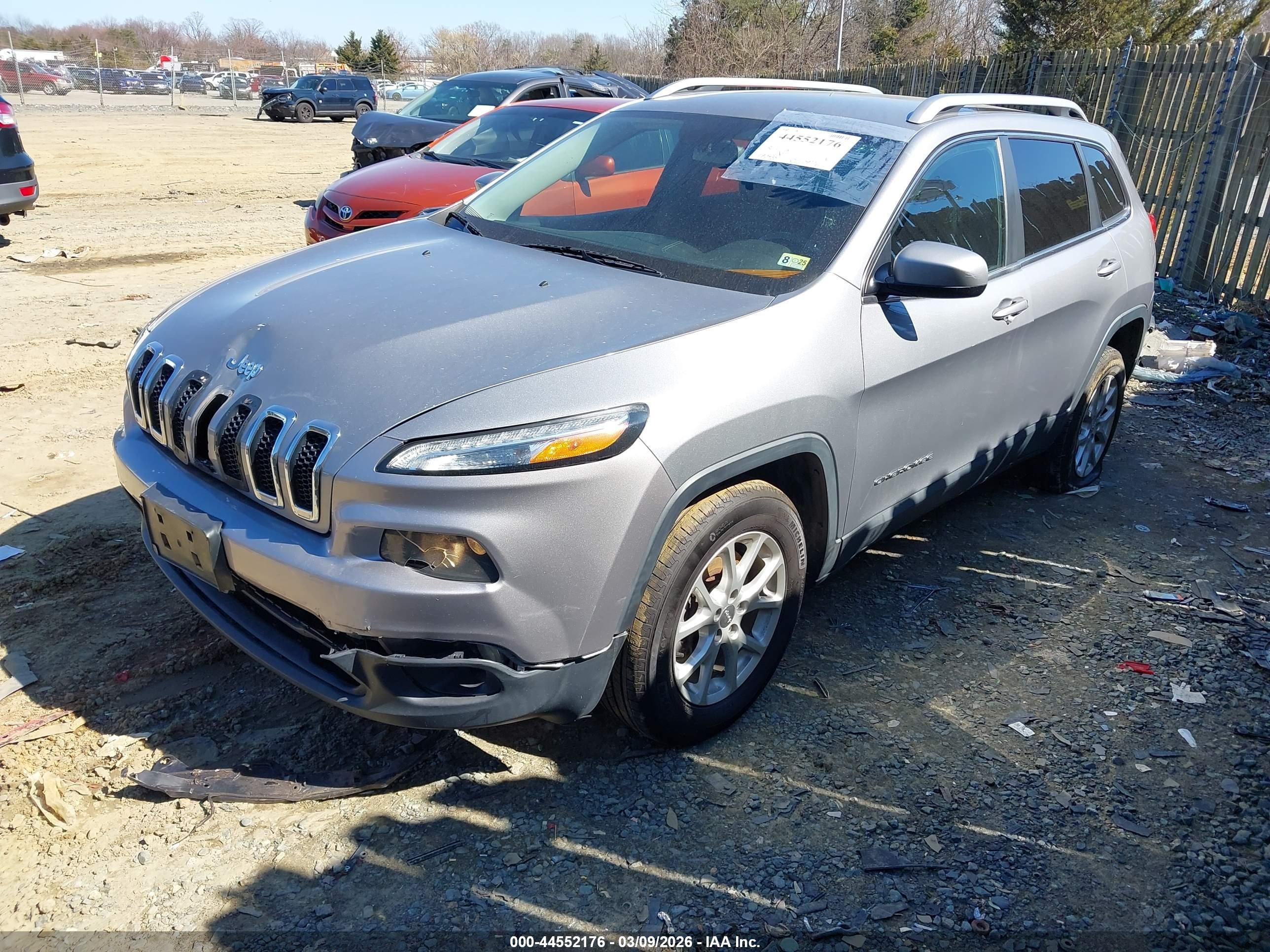 2014 Jeep Cherokee Latitude Silver vin: 1C4PJMCS4EW121831