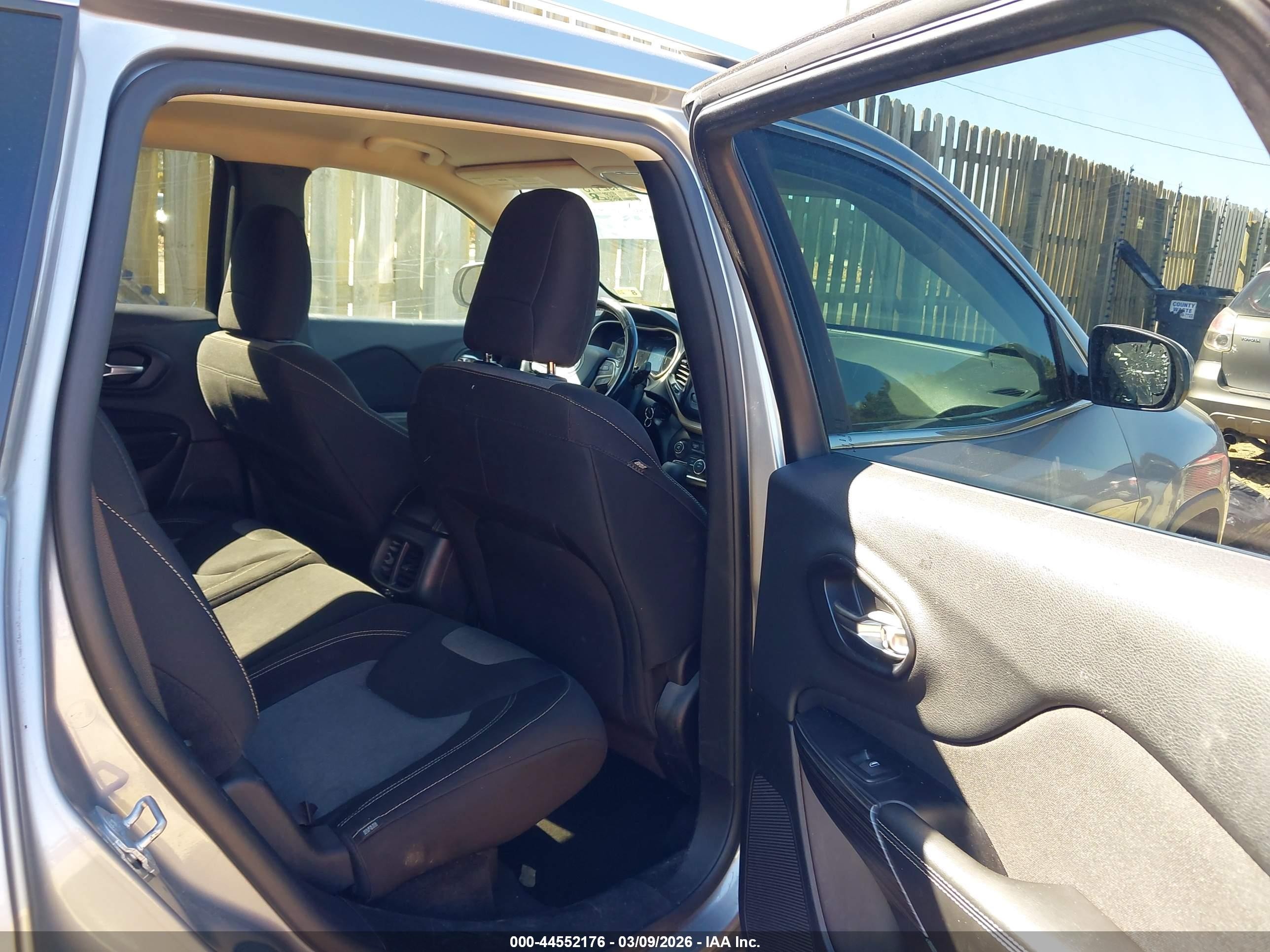 2014 Jeep Cherokee Latitude Silver vin: 1C4PJMCS4EW121831