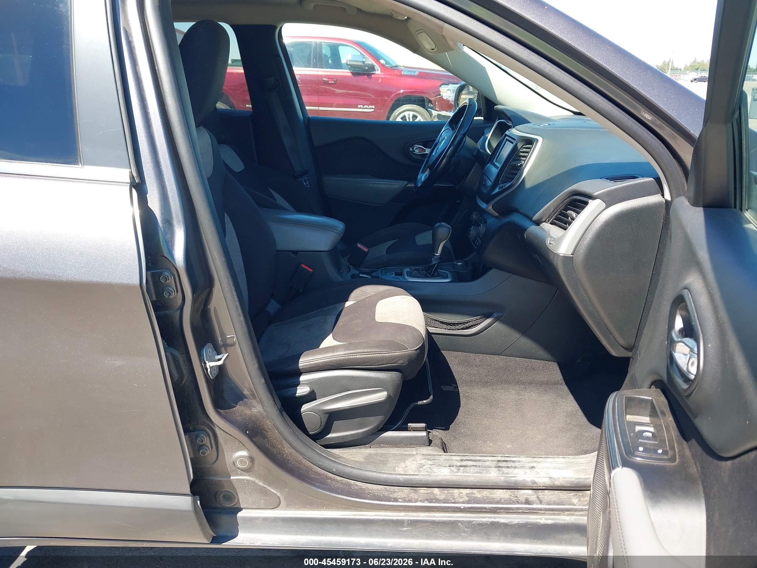 2014 Jeep Cherokee Latitude Gray vin: 1C4PJMCS4EW149659