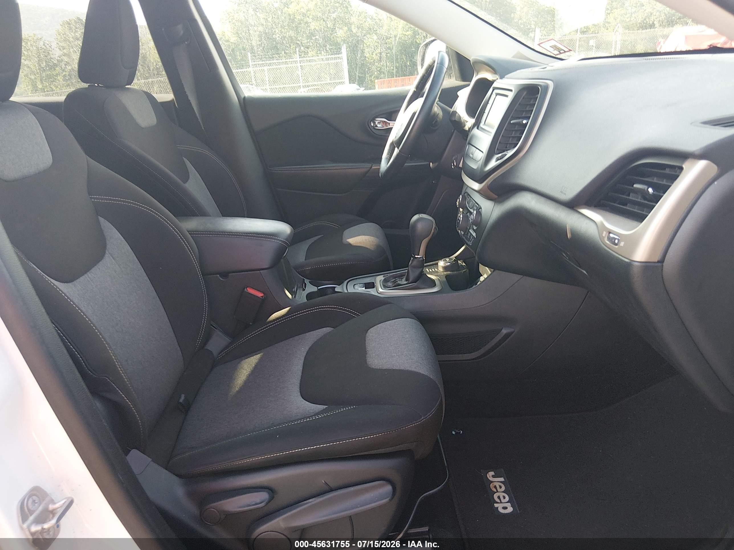 2014 Jeep Cherokee Latitude White vin: 1C4PJMCS4EW180880
