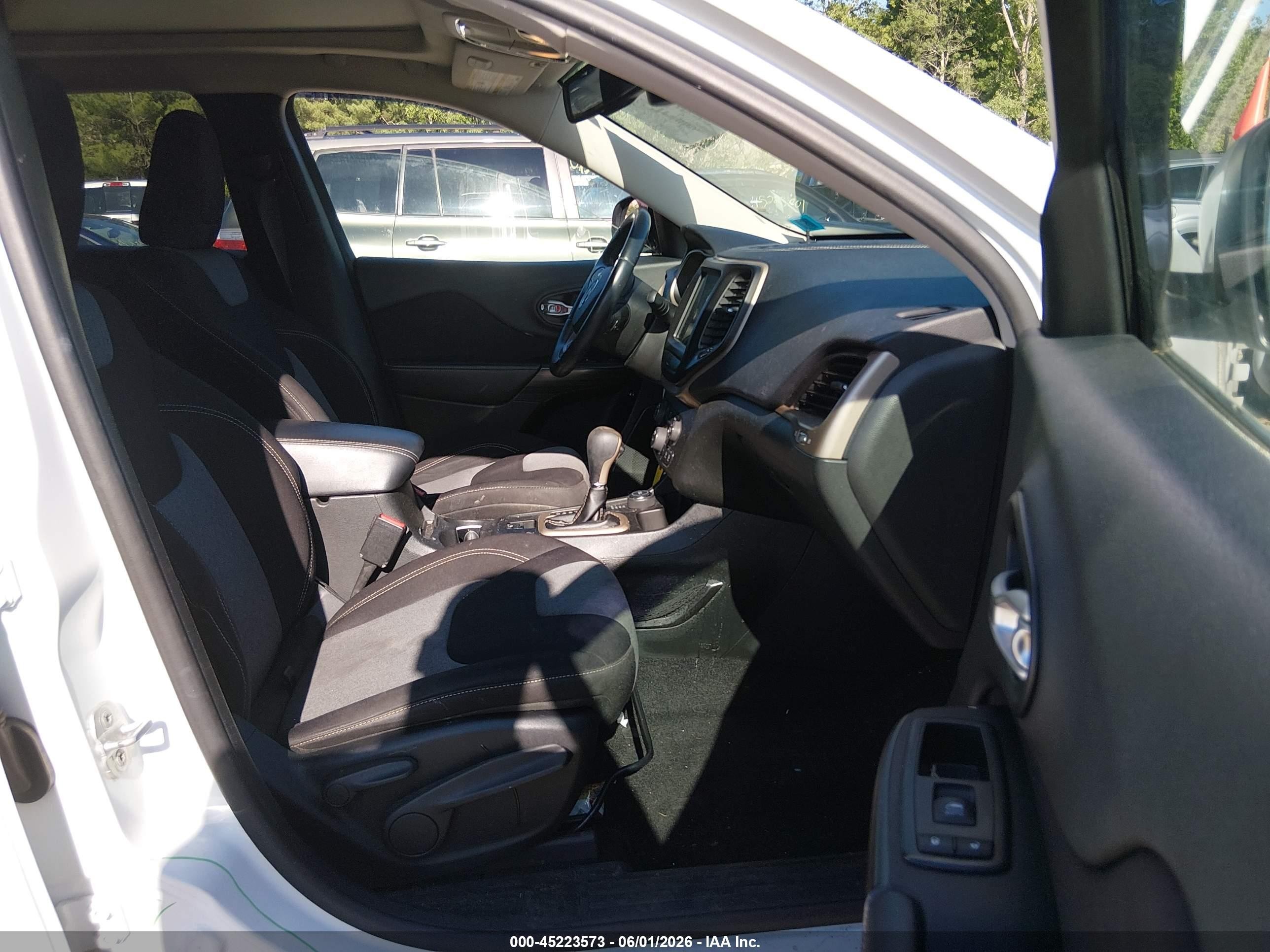 2014 Jeep Cherokee Latitude White vin: 1C4PJMCS4EW184265