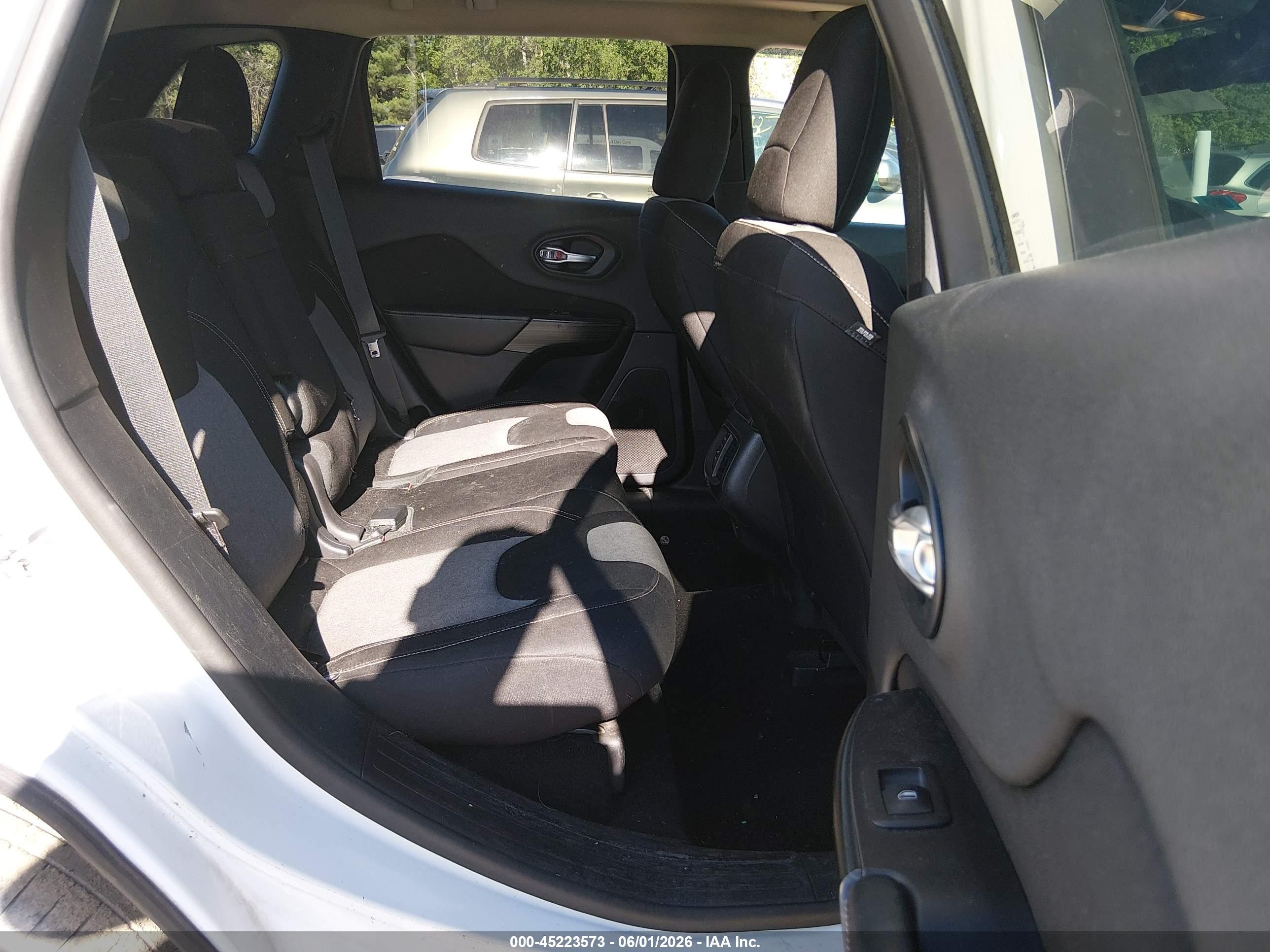2014 Jeep Cherokee Latitude White vin: 1C4PJMCS4EW184265