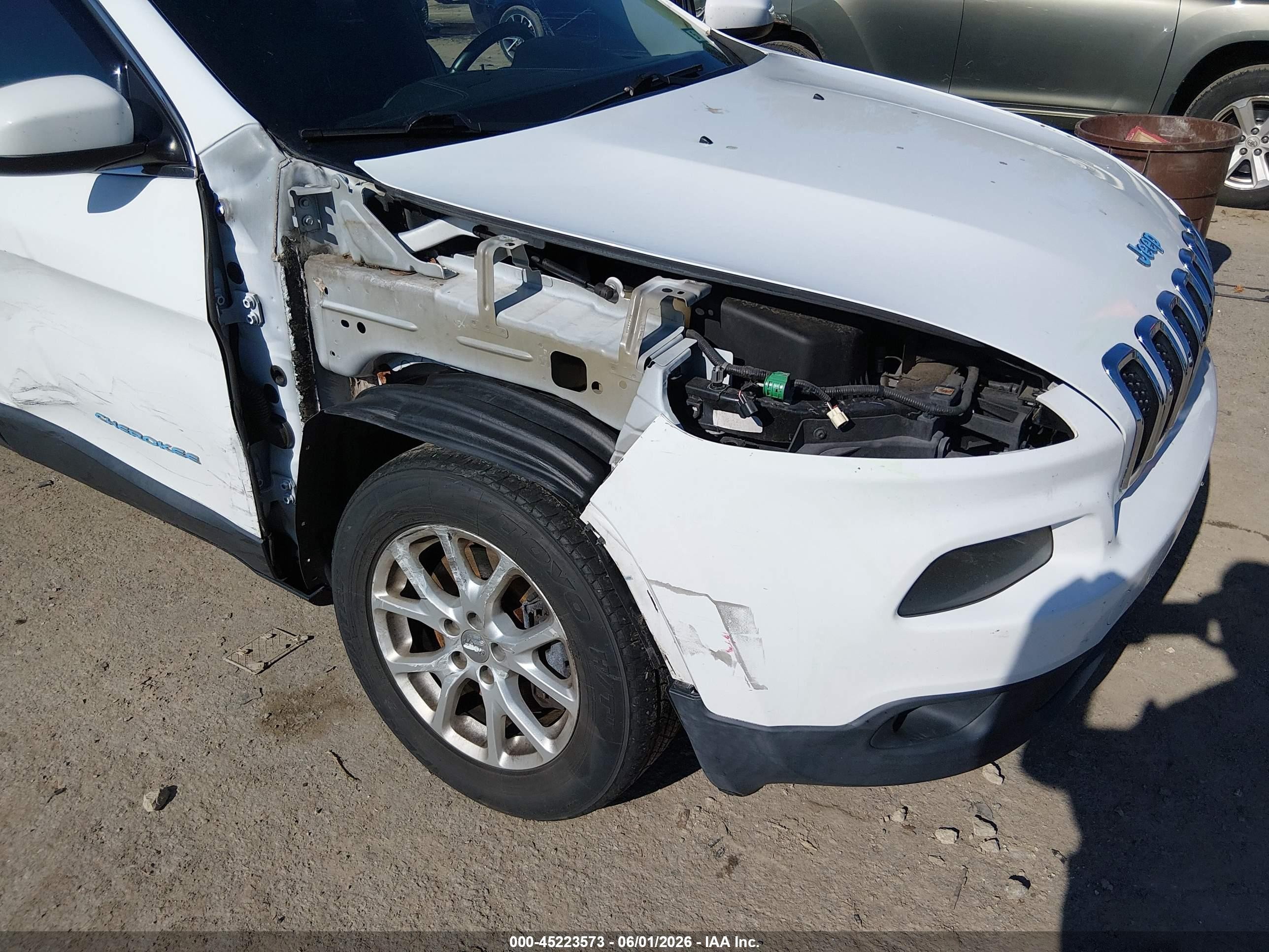 2014 Jeep Cherokee Latitude White vin: 1C4PJMCS4EW184265