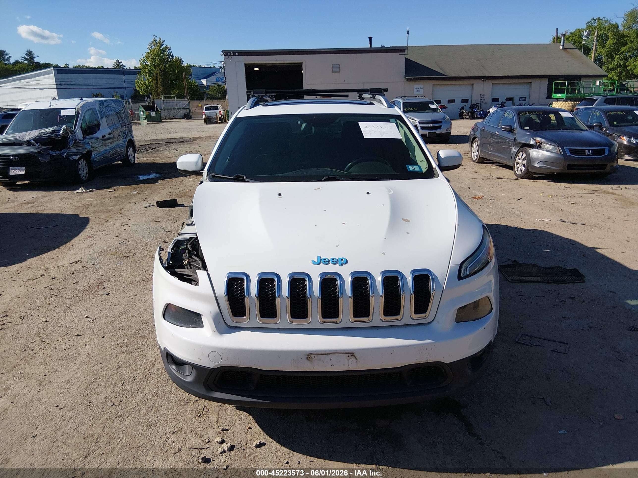 2014 Jeep Cherokee Latitude White vin: 1C4PJMCS4EW184265