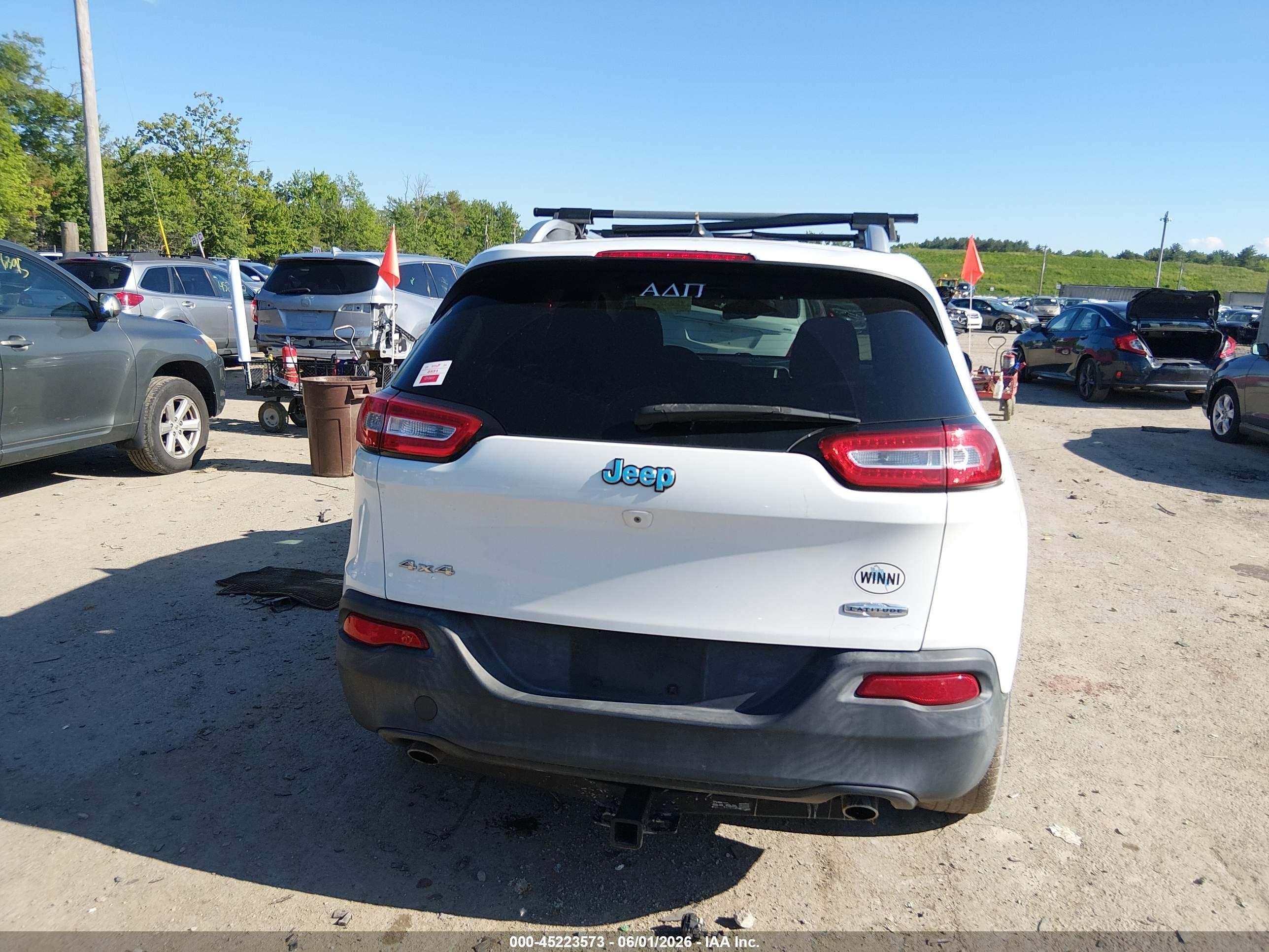 2014 Jeep Cherokee Latitude White vin: 1C4PJMCS4EW184265