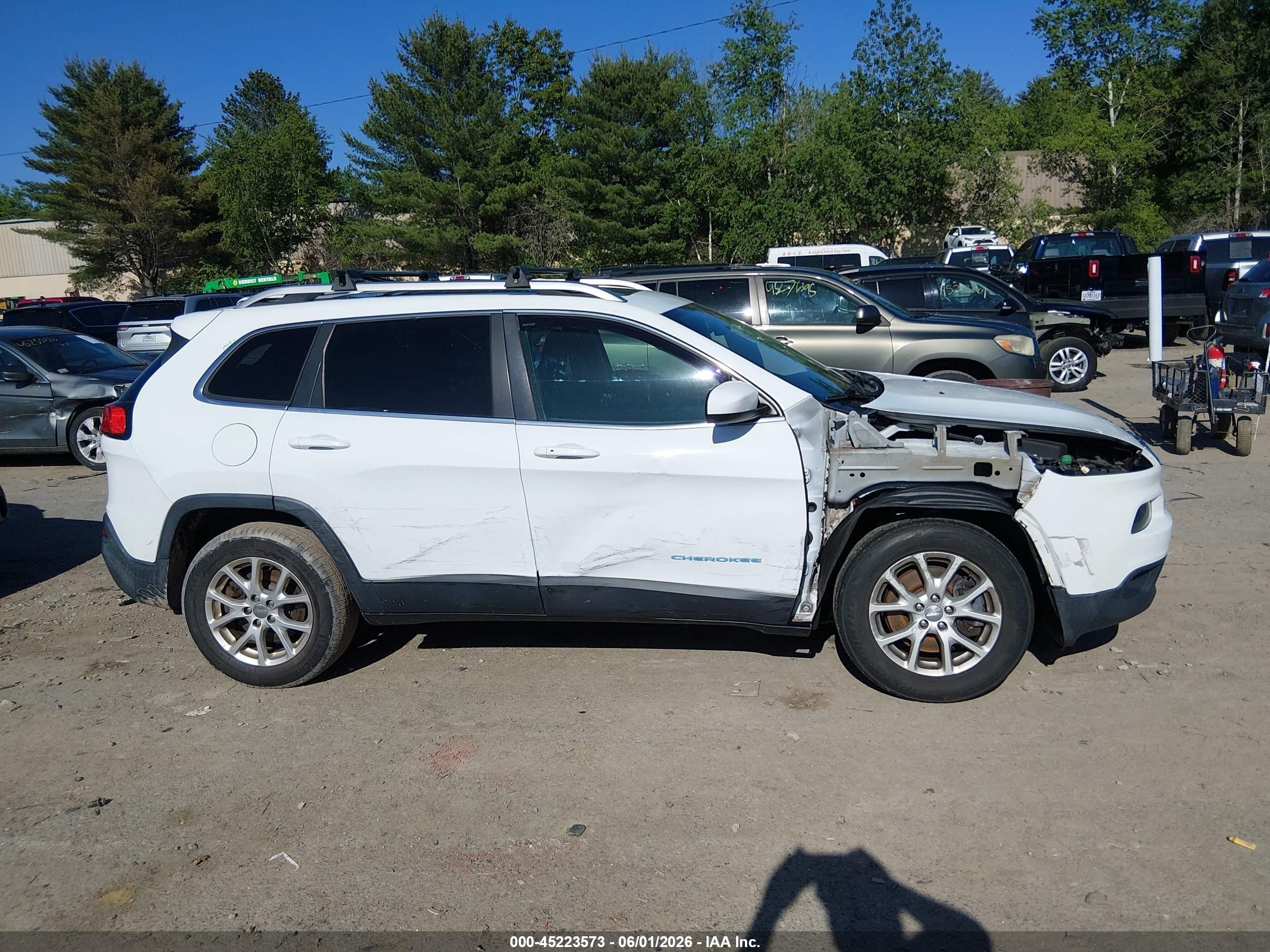 2014 Jeep Cherokee Latitude White vin: 1C4PJMCS4EW184265