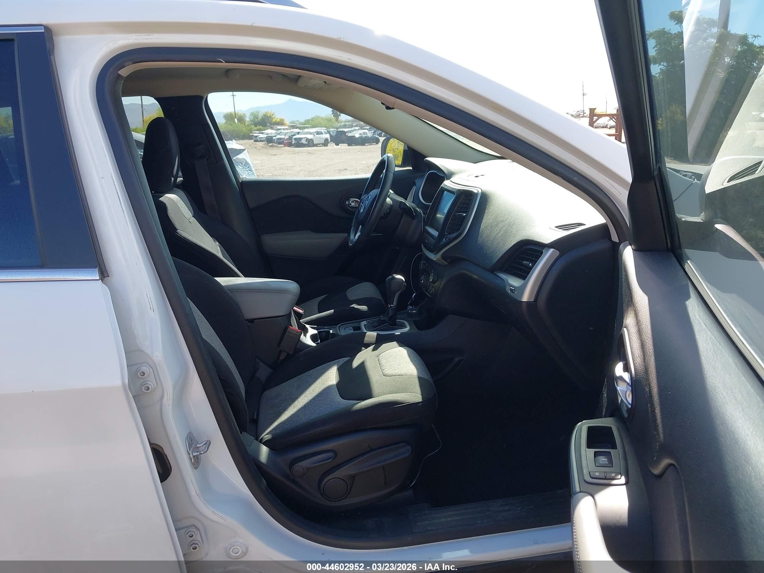 2014 Jeep Cherokee Latitude Белый vin: 1C4PJMCS4EW219256