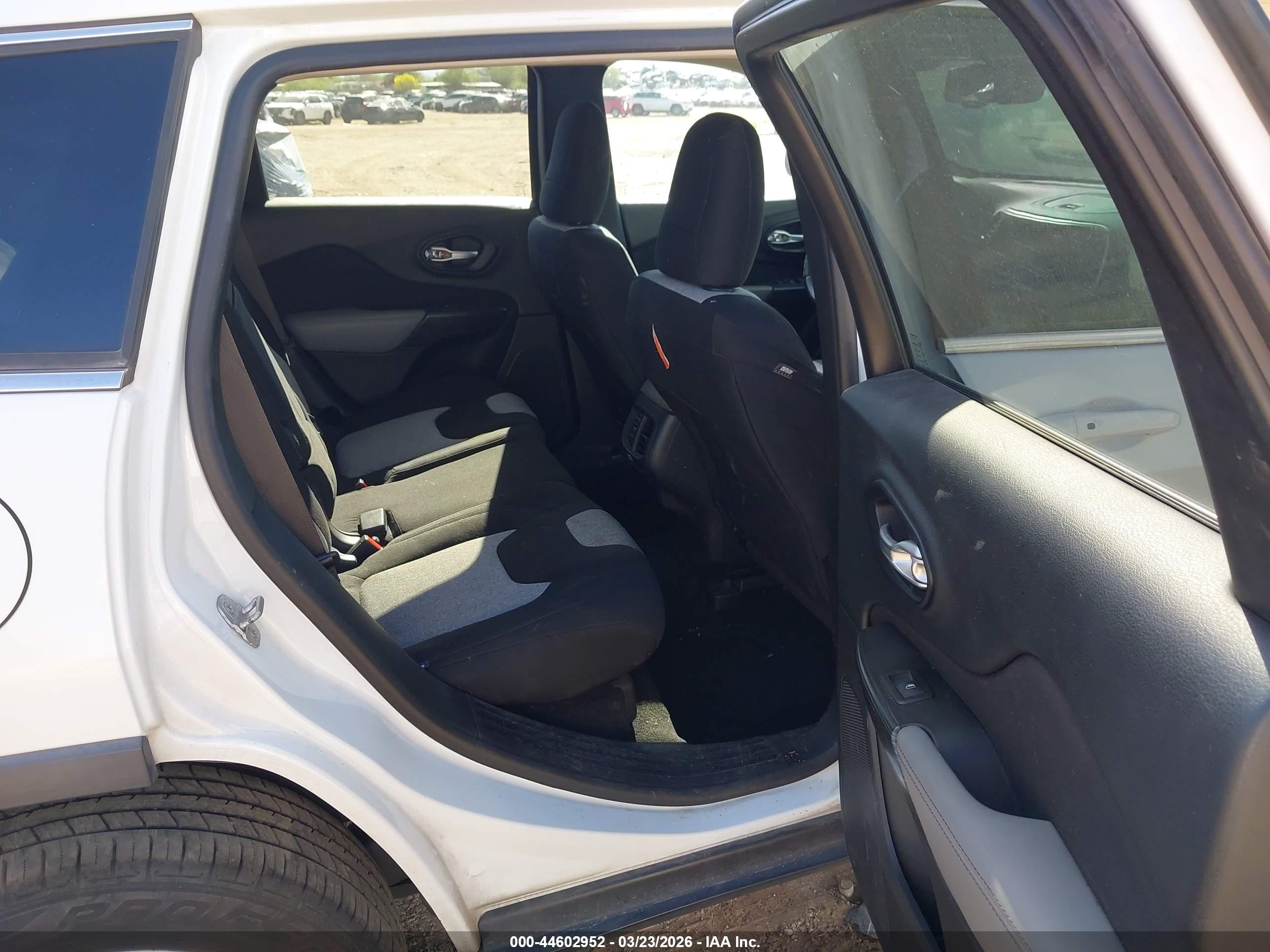 2014 Jeep Cherokee Latitude Белый vin: 1C4PJMCS4EW219256