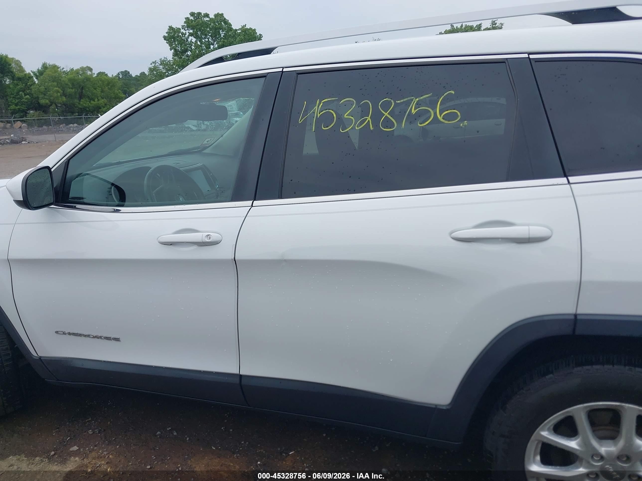 2014 Jeep Cherokee Latitude White vin: 1C4PJMCS4EW224974