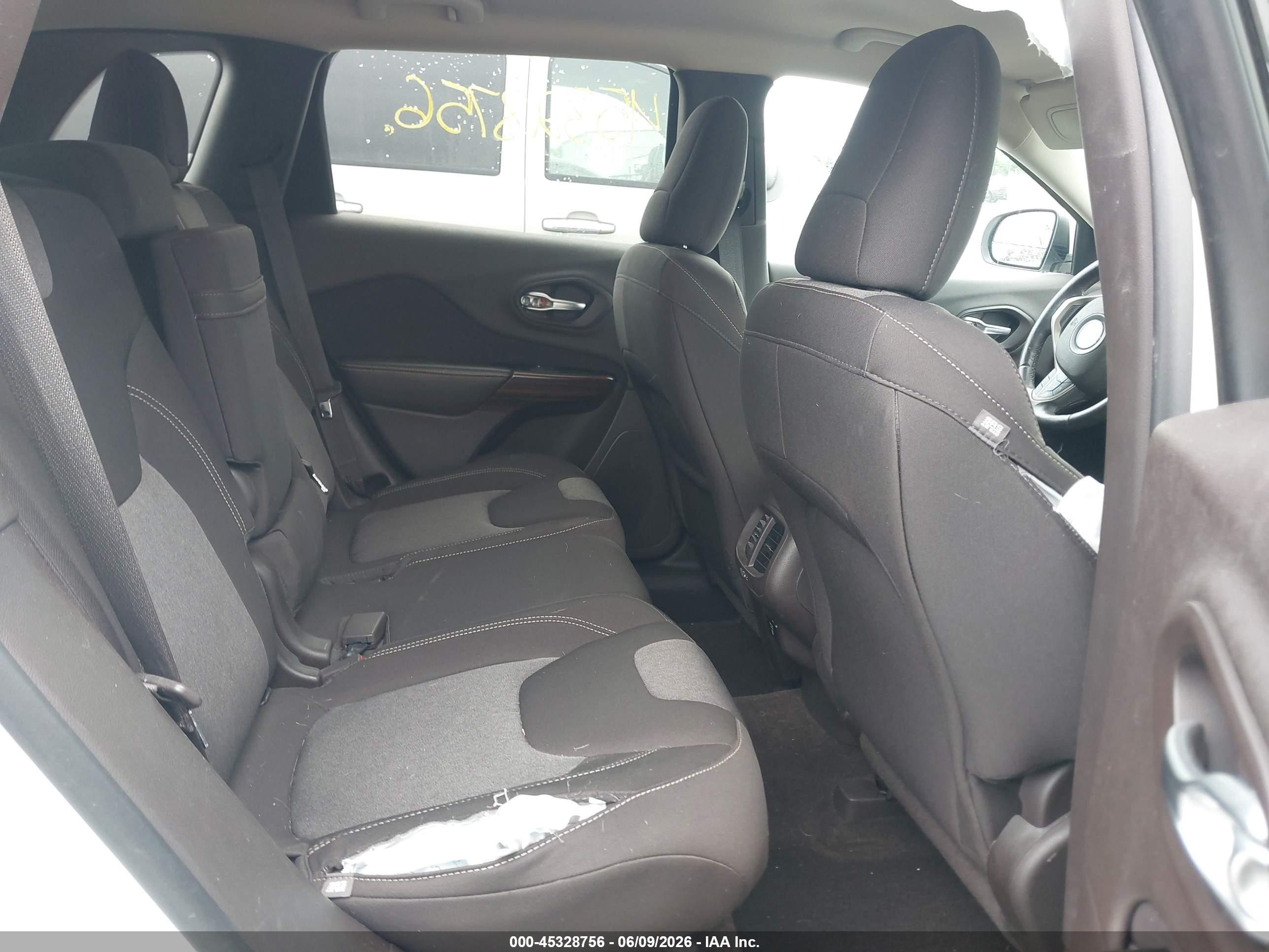 2014 Jeep Cherokee Latitude White vin: 1C4PJMCS4EW224974