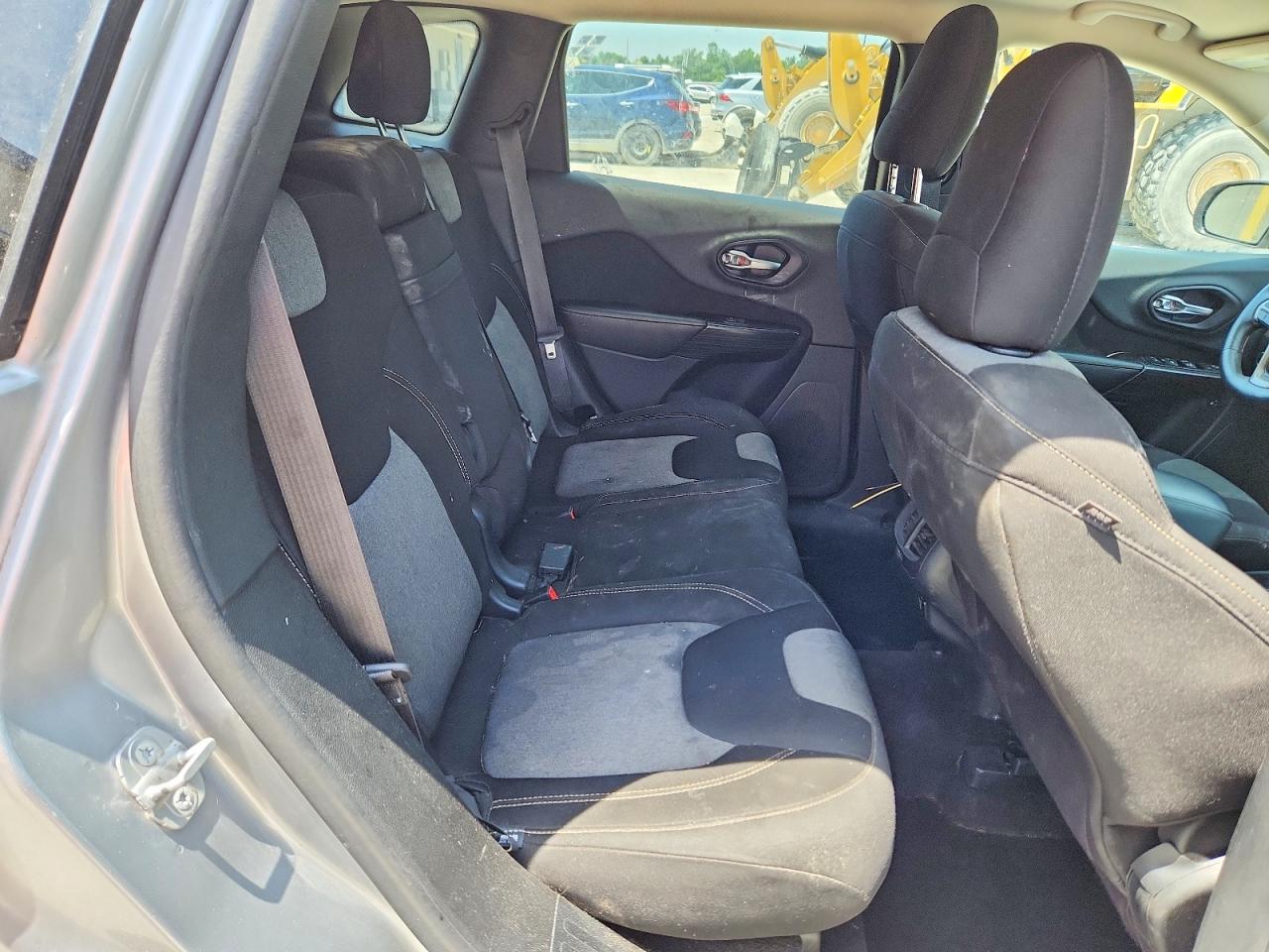 2014 Jeep Cherokee Latitude Silver vin: 1C4PJMCS4EW257635