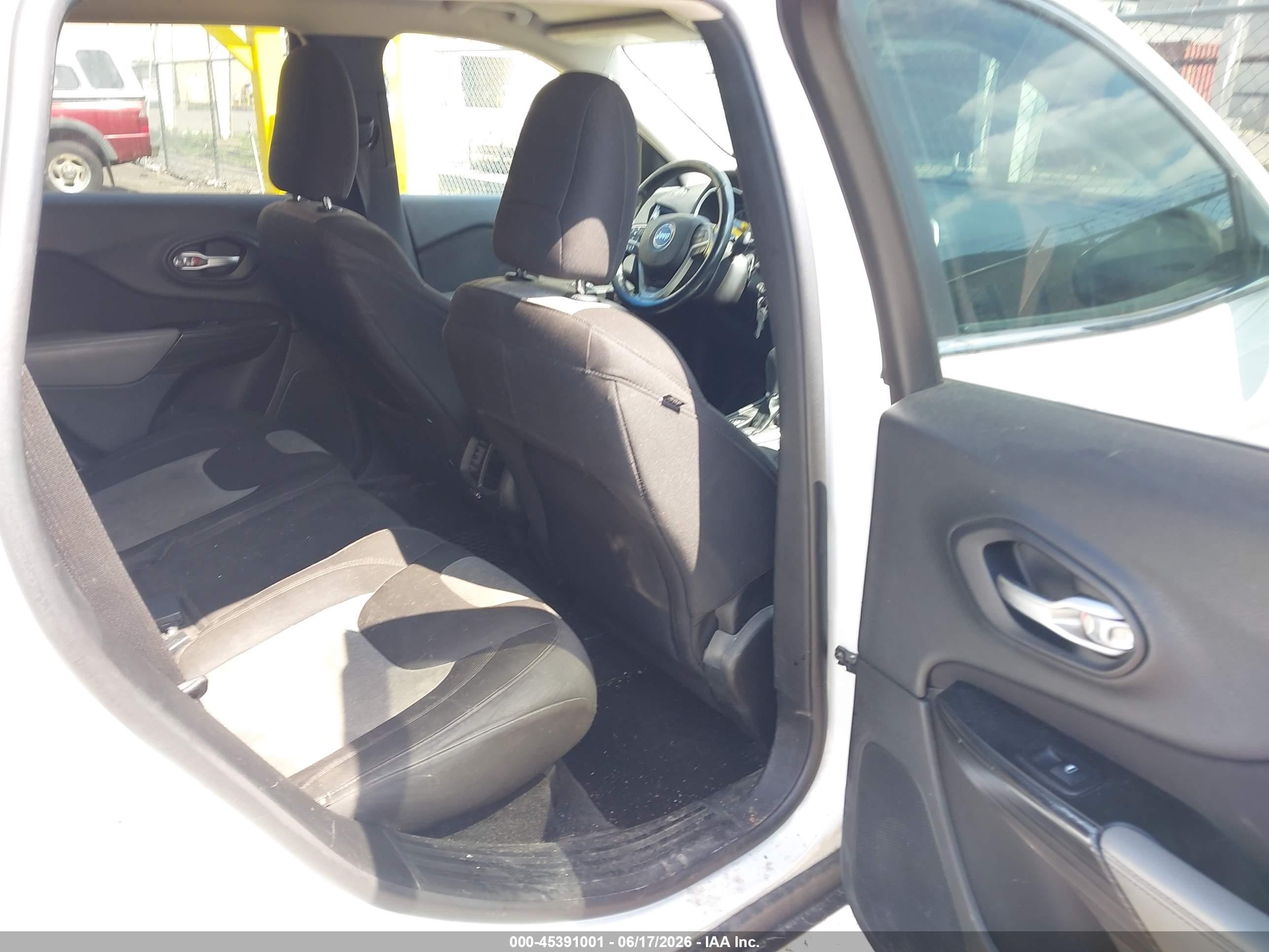 2014 Jeep Cherokee Latitude White vin: 1C4PJMCS4EW285533