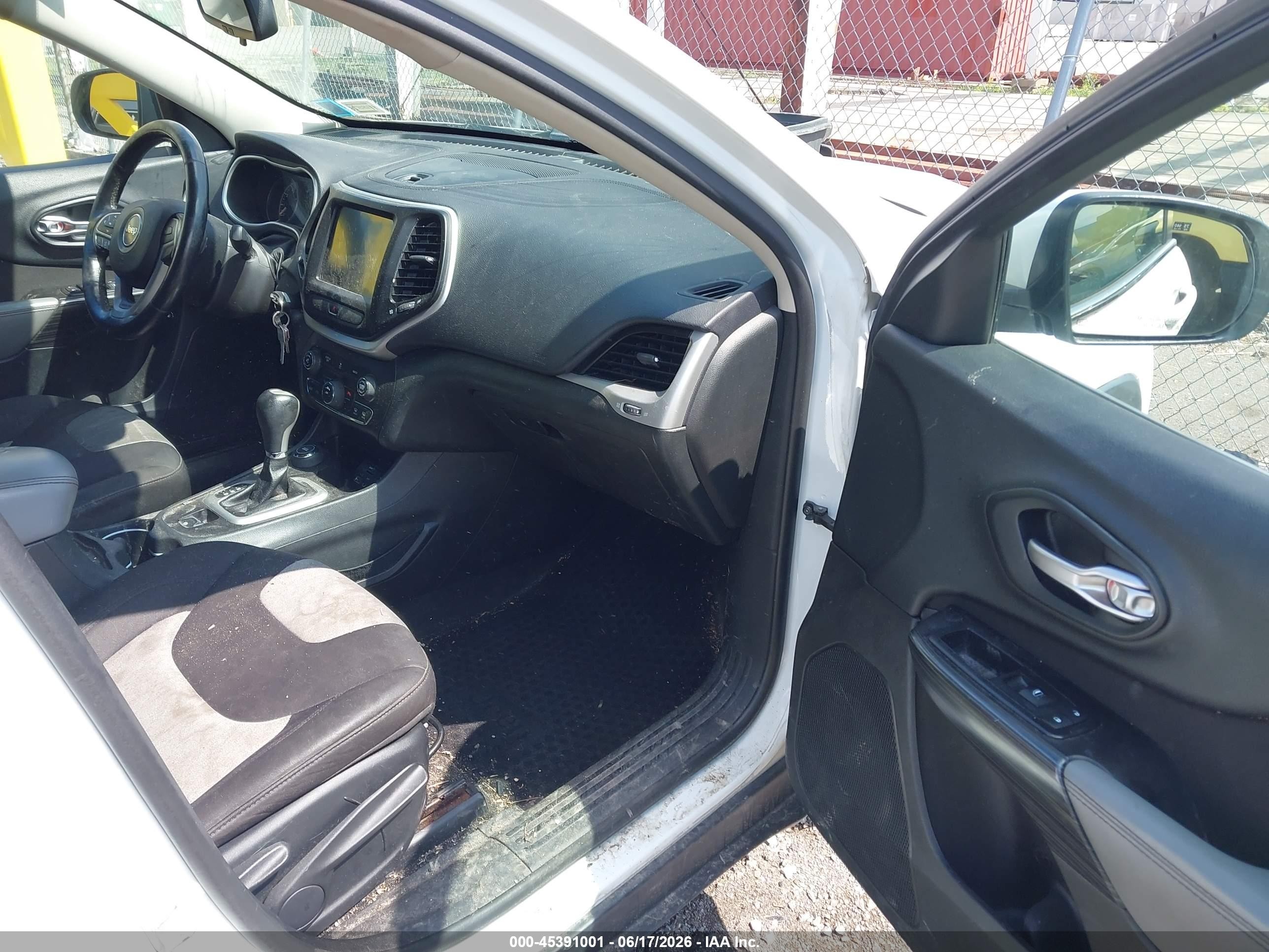 2014 Jeep Cherokee Latitude White vin: 1C4PJMCS4EW285533