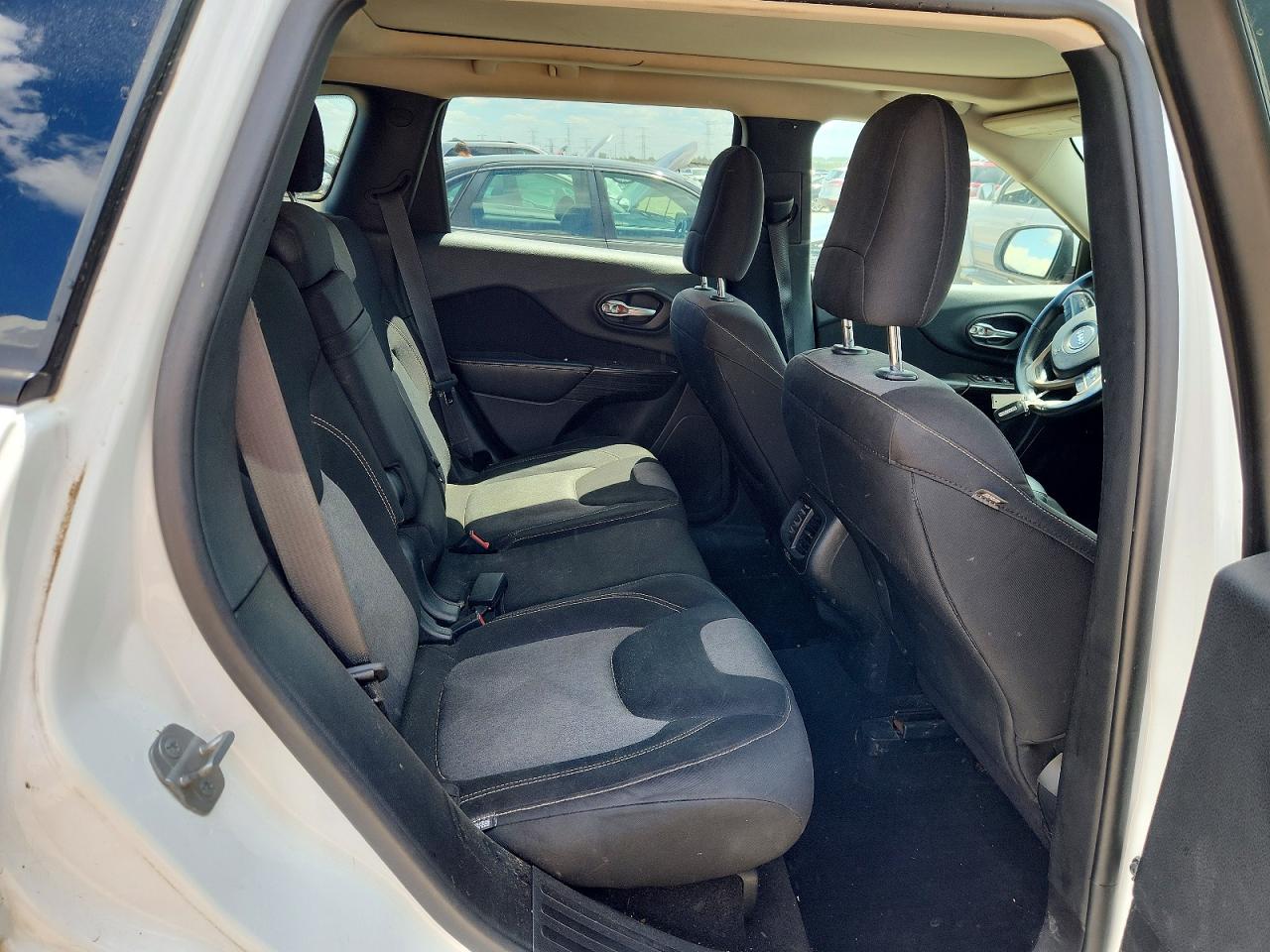 2014 Jeep Cherokee Latitude White vin: 1C4PJMCS4EW296113