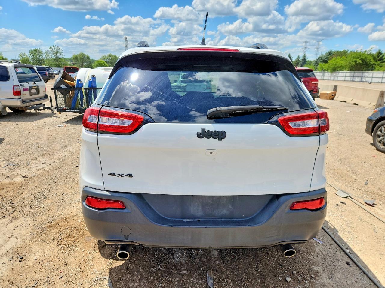 2014 Jeep Cherokee Latitude White vin: 1C4PJMCS4EW296113
