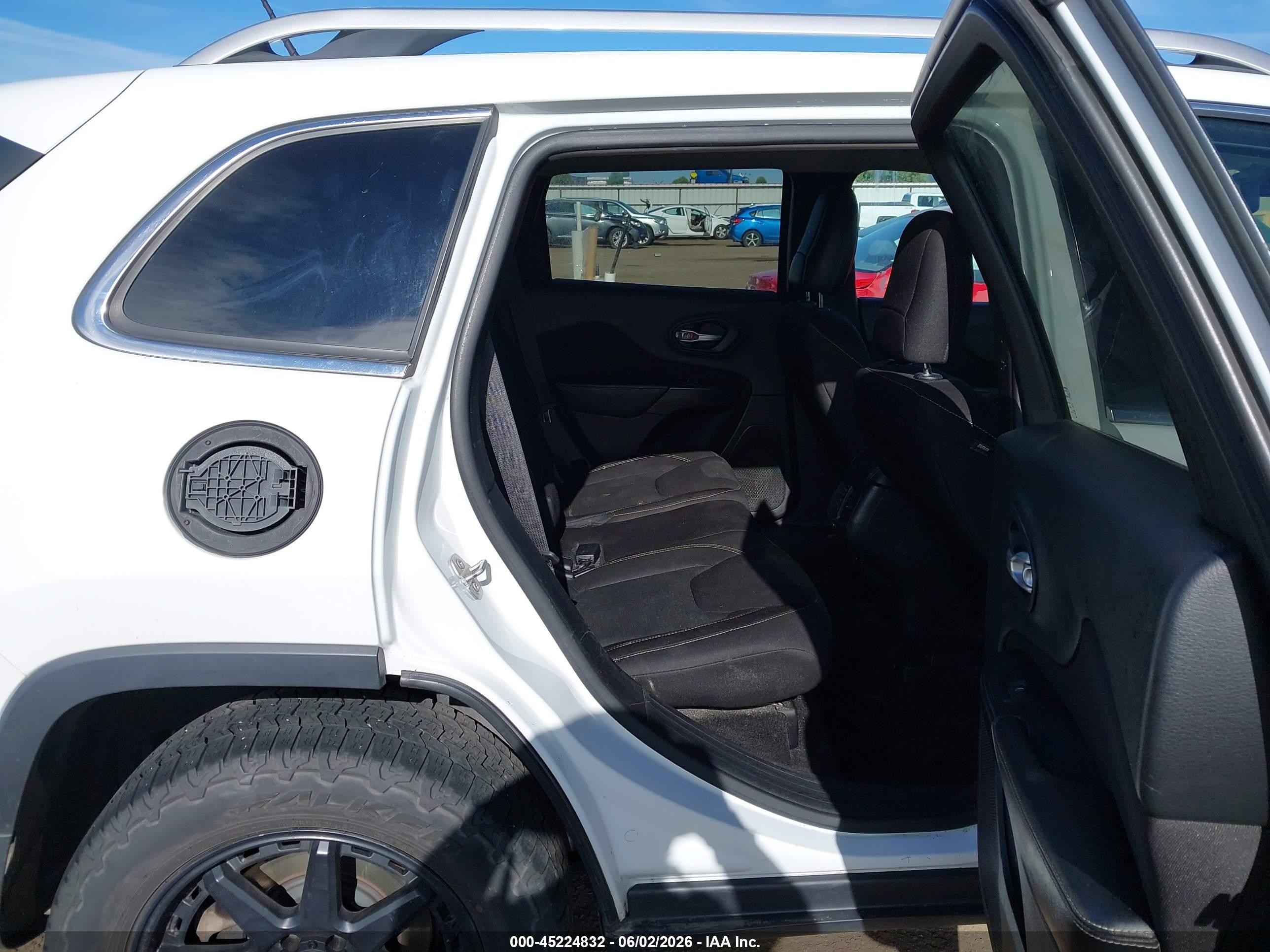 2015 Jeep Cherokee Latitude White vin: 1C4PJMCS4FW562277