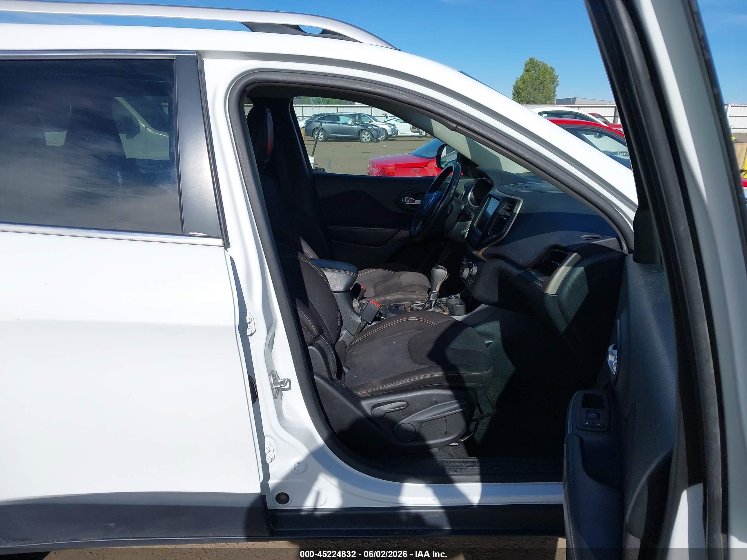 2015 Jeep Cherokee Latitude White vin: 1C4PJMCS4FW562277