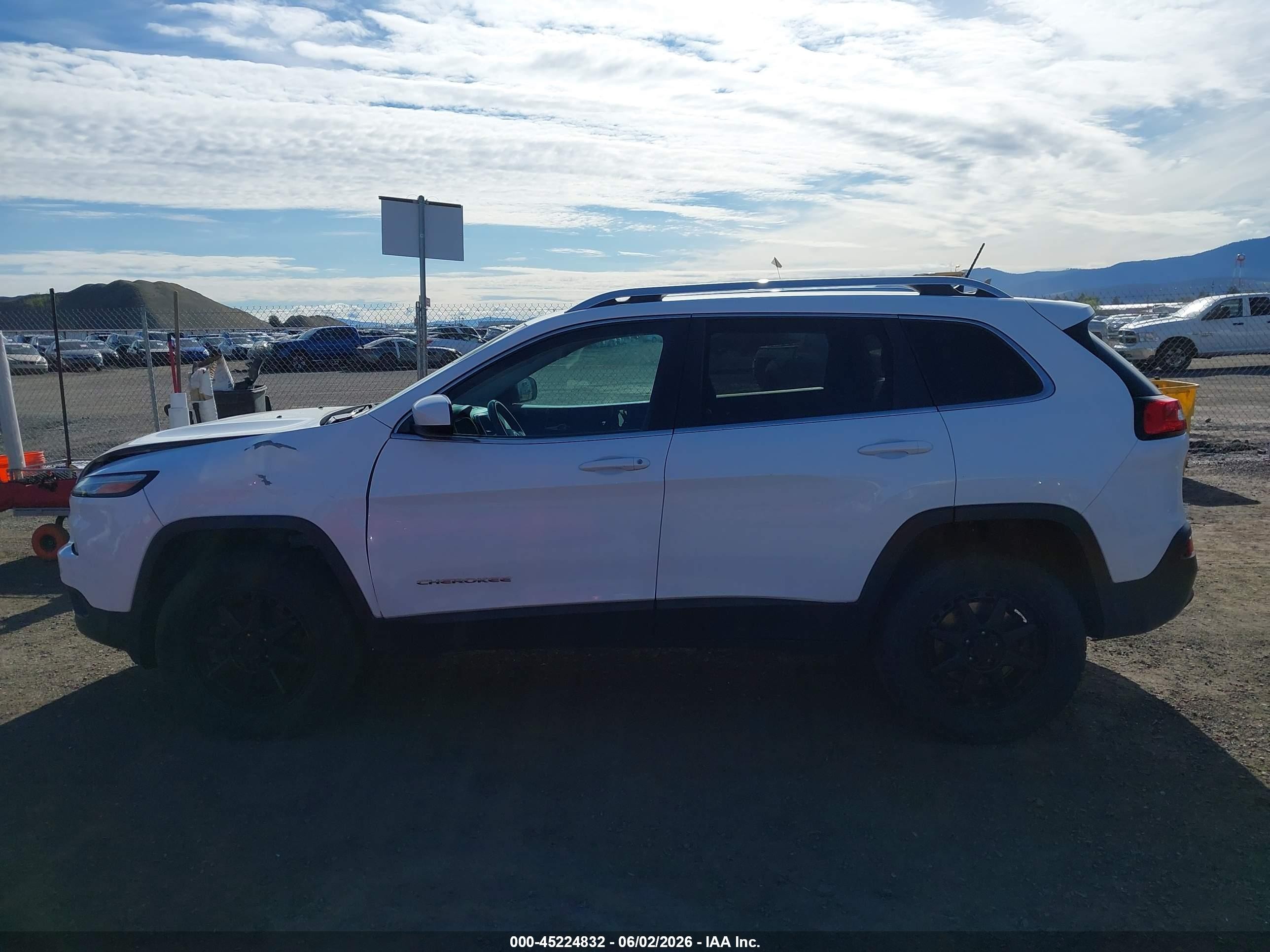 2015 Jeep Cherokee Latitude White vin: 1C4PJMCS4FW562277