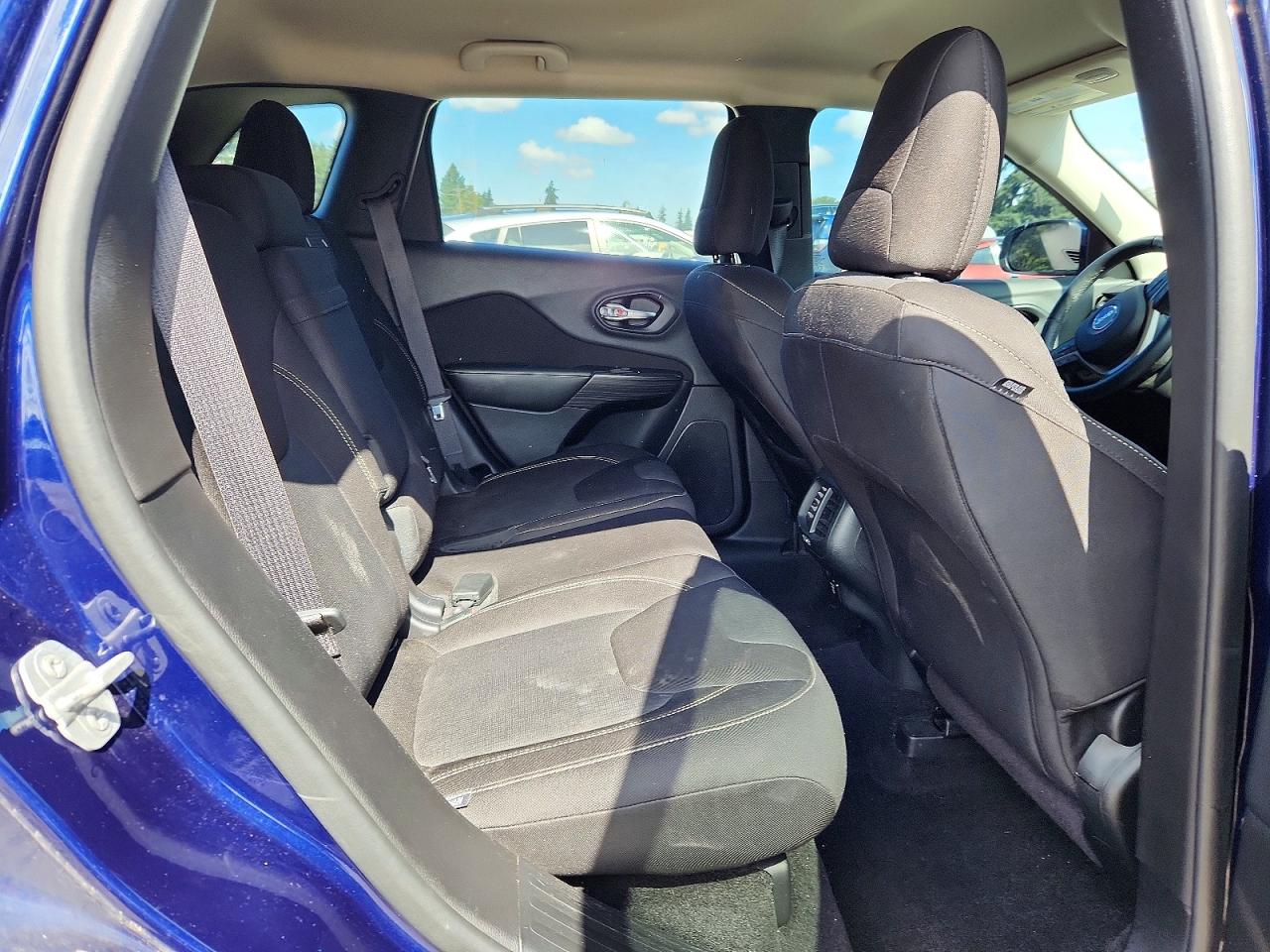 2015 Jeep Cherokee Latitude Blue vin: 1C4PJMCS4FW604494