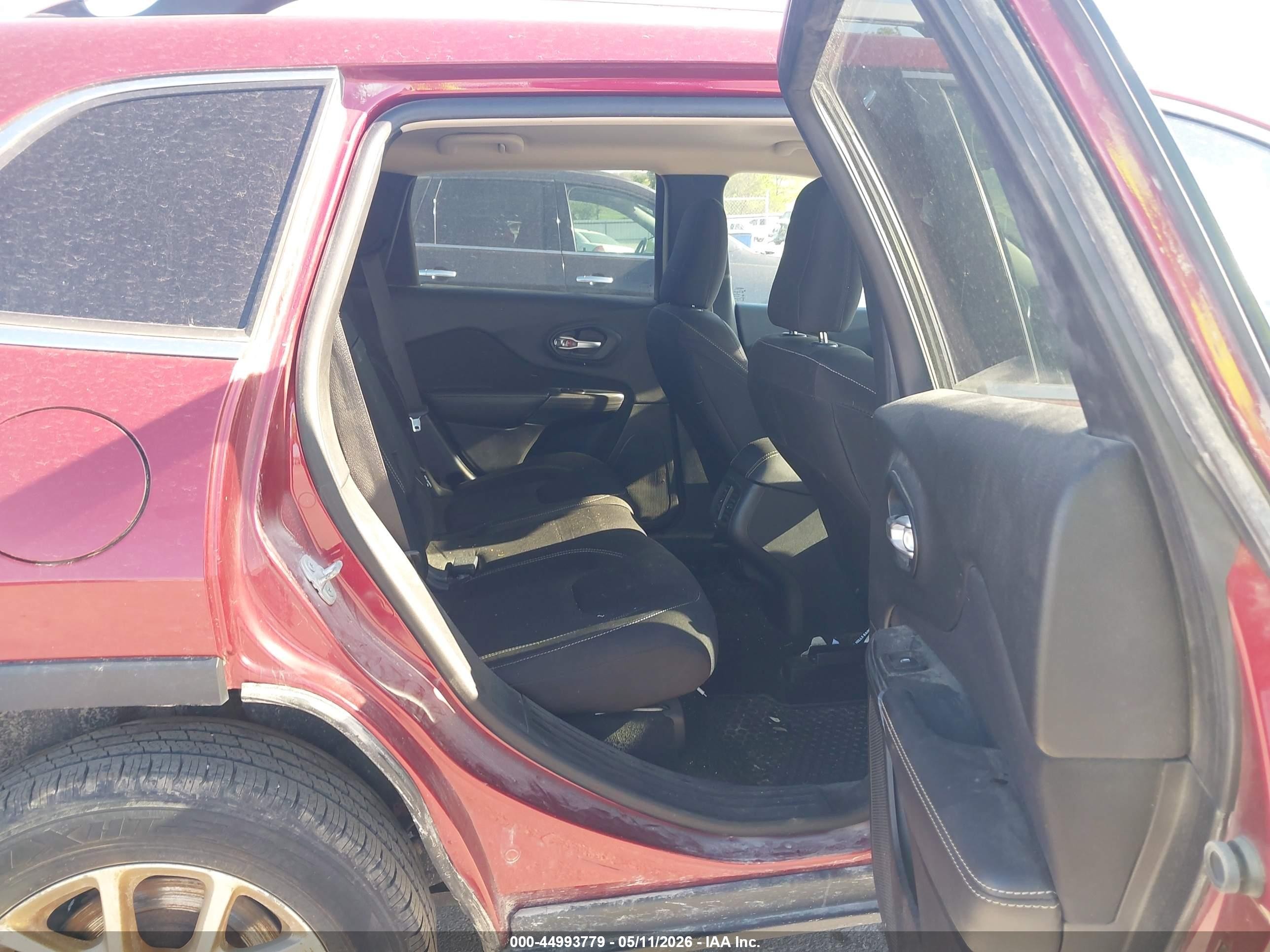 2015 Jeep Cherokee Latitude Red vin: 1C4PJMCS4FW649614