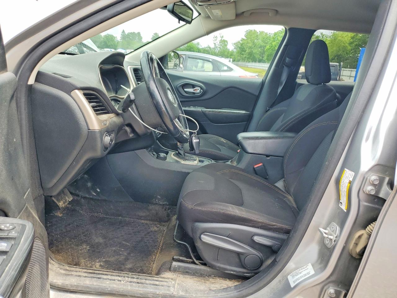 2015 Jeep Cherokee Latitude Silver vin: 1C4PJMCS4FW660161