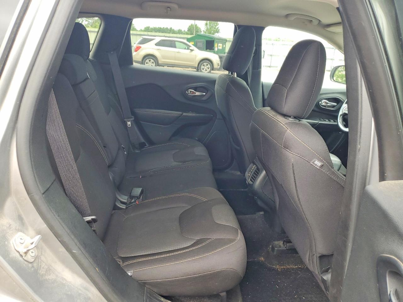 2015 Jeep Cherokee Latitude Silver vin: 1C4PJMCS4FW660161