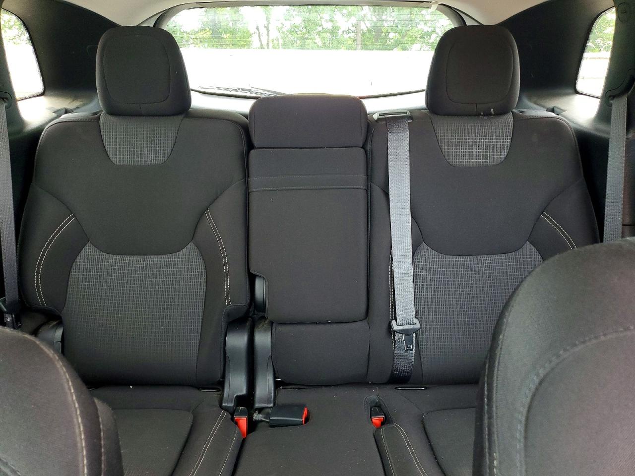 2015 Jeep Cherokee Latitude Silver vin: 1C4PJMCS4FW660161